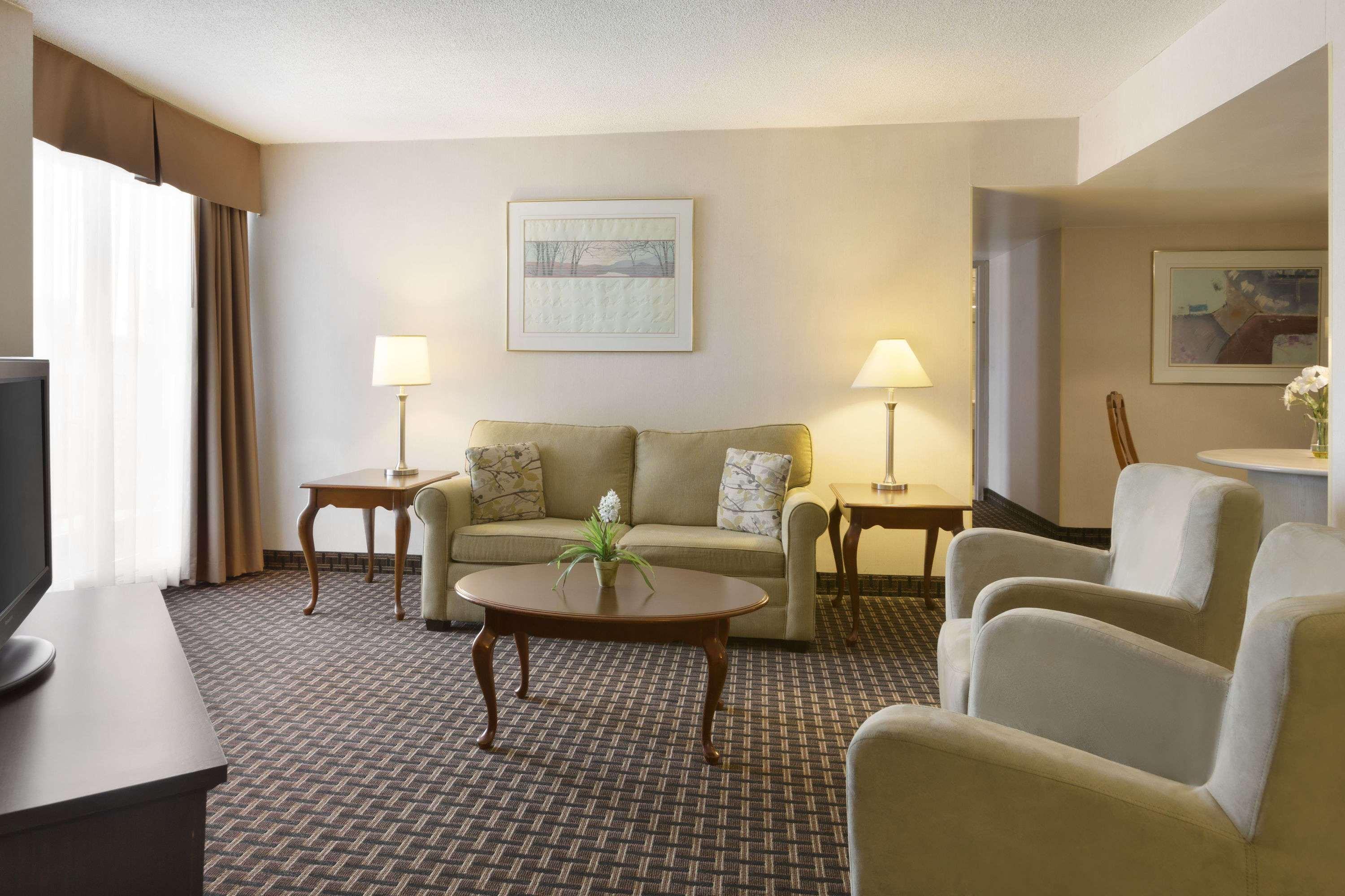 Ramada by Wyndham Belleville Harbourview Conference Center — photo 5