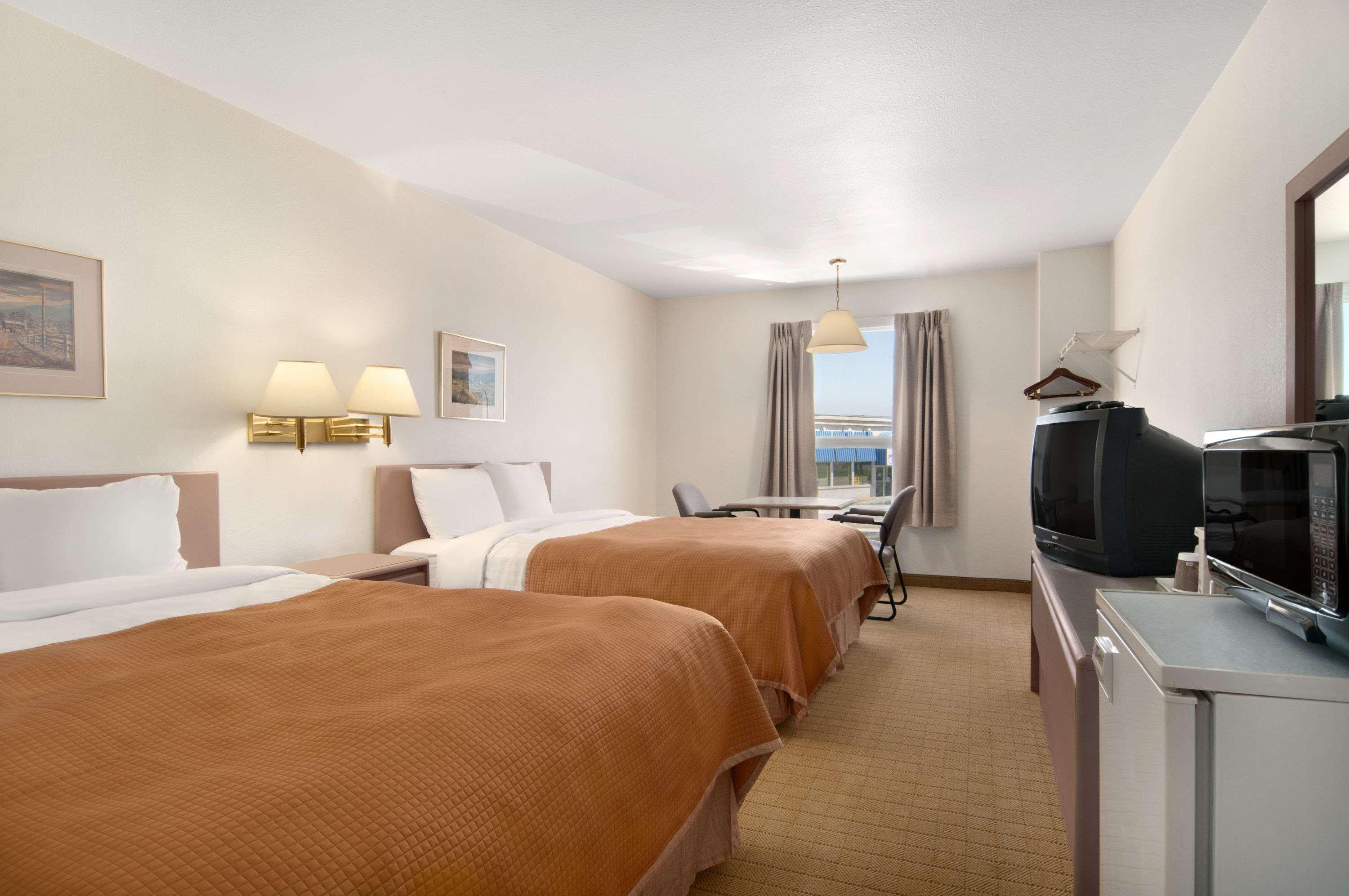 Travelodge Brooks — photo 3