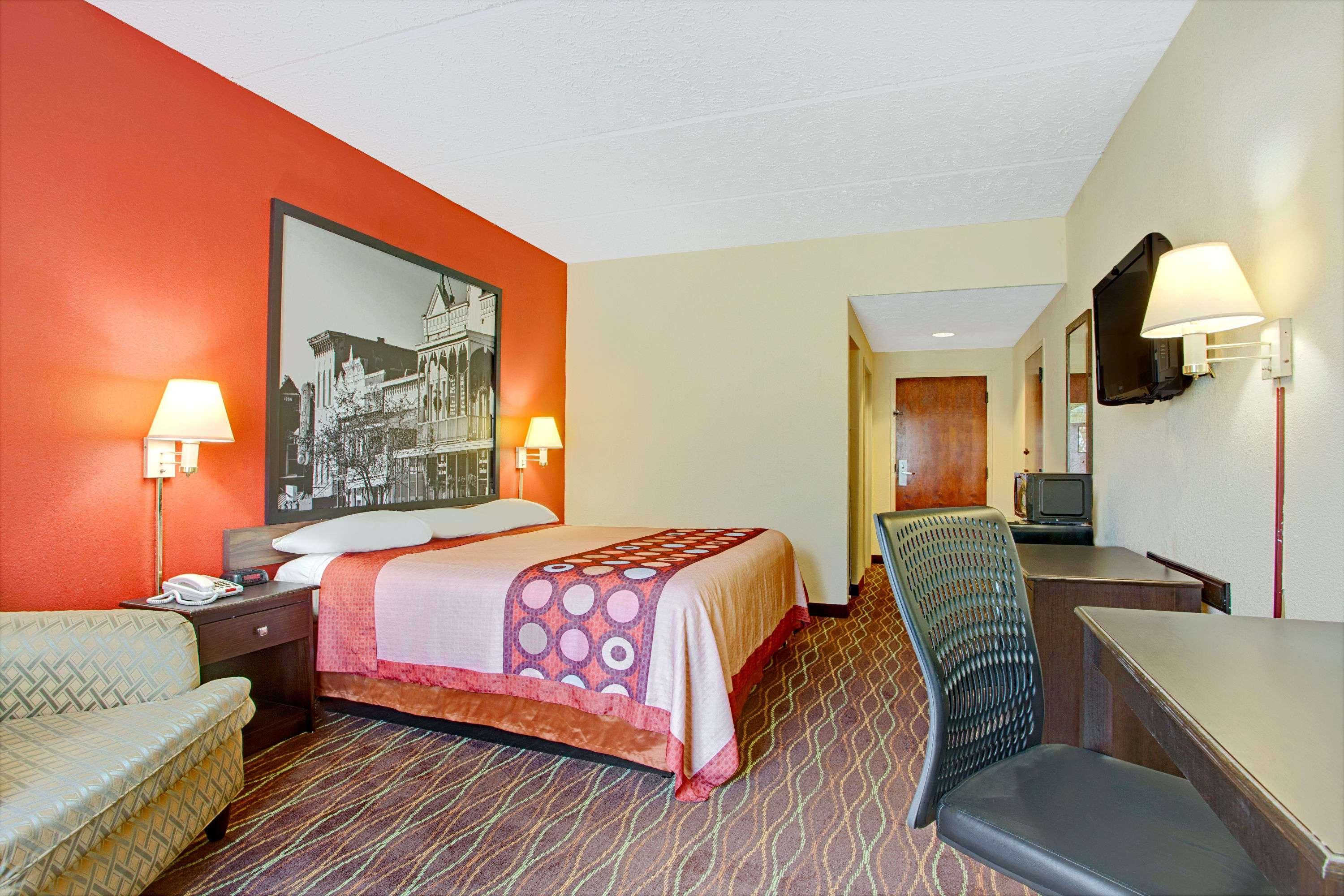 Super 8 by Wyndham Canton — photo 4