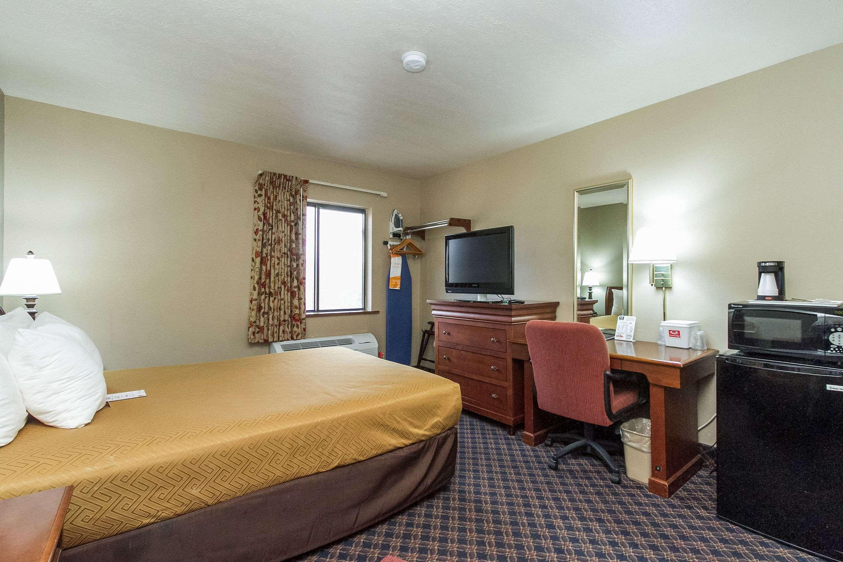 Econo Lodge Inn & Suites — photo 4
