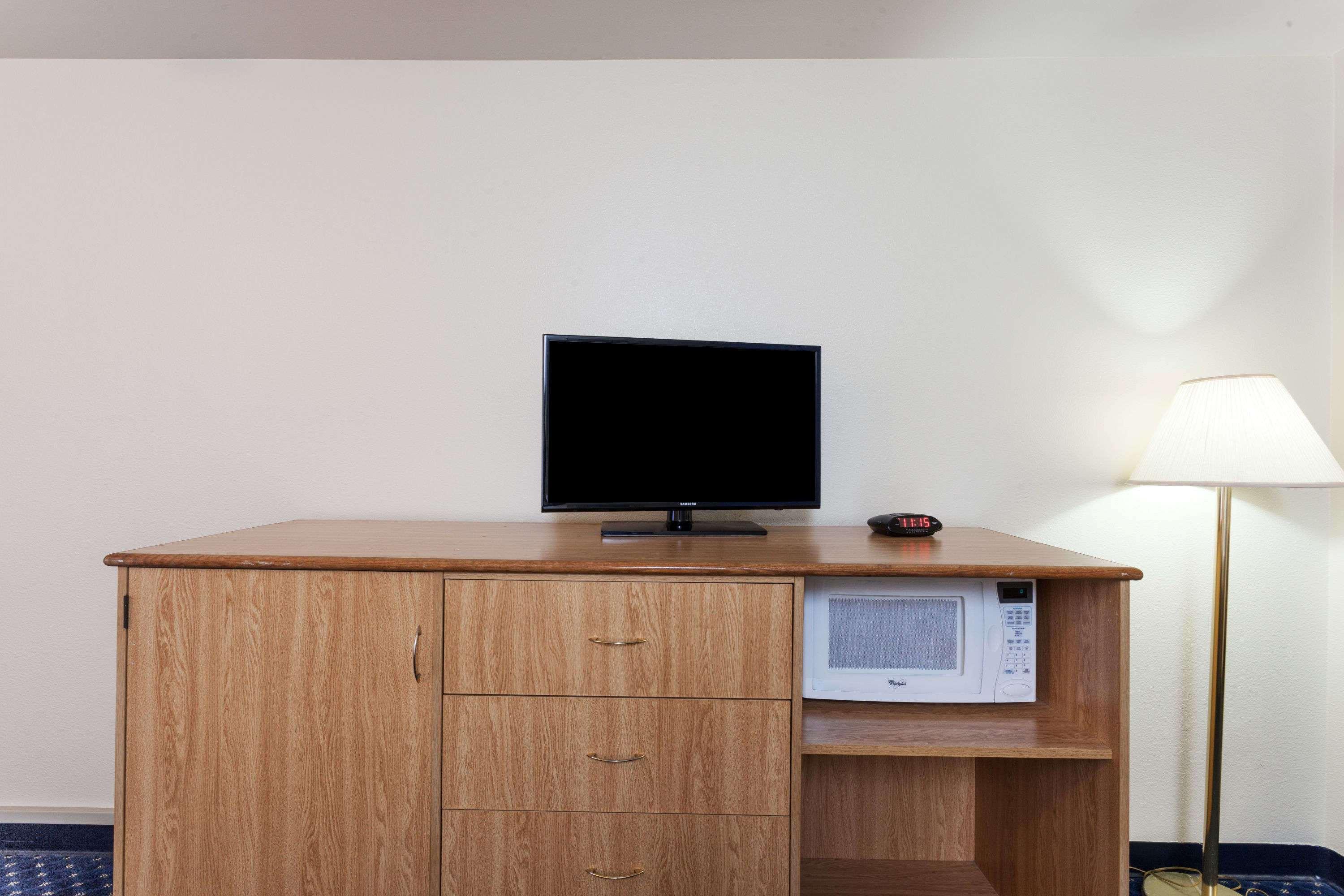 Days Inn by Wyndham Anaheim West — photo 5