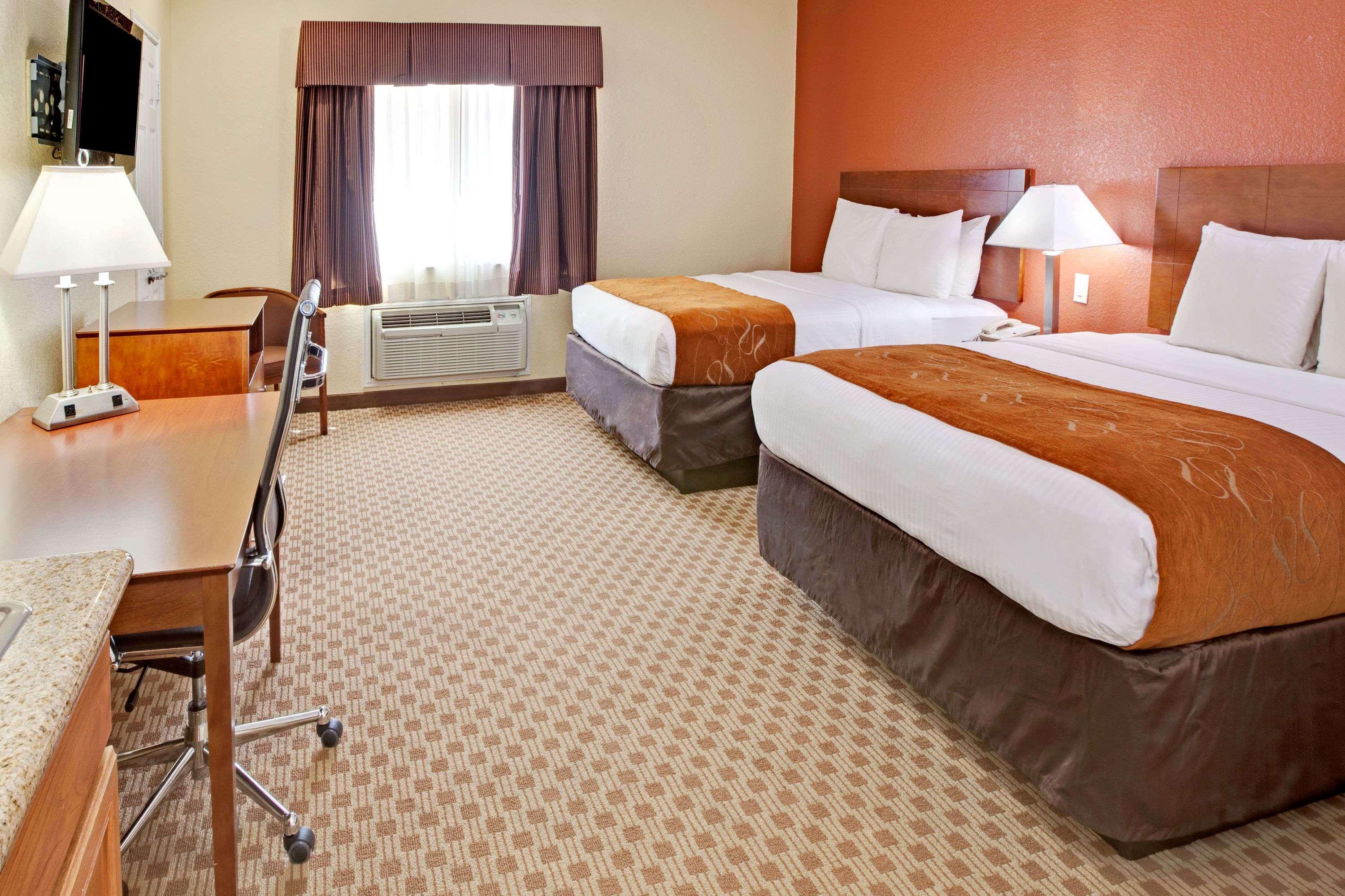 Baymont Inn & Suites Baytown — photo 4