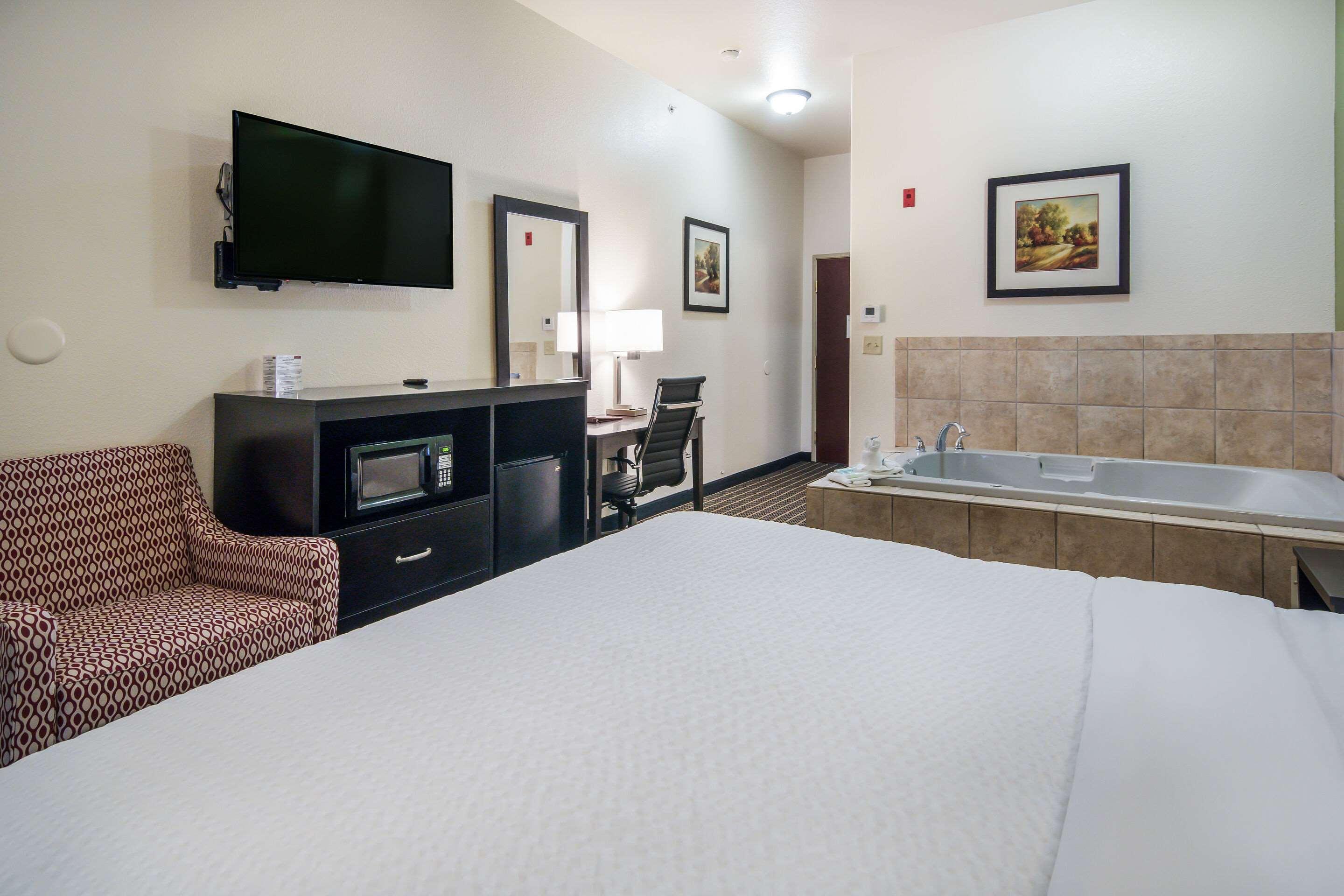 Clarion Inn & Suites Weatherford — photo 5