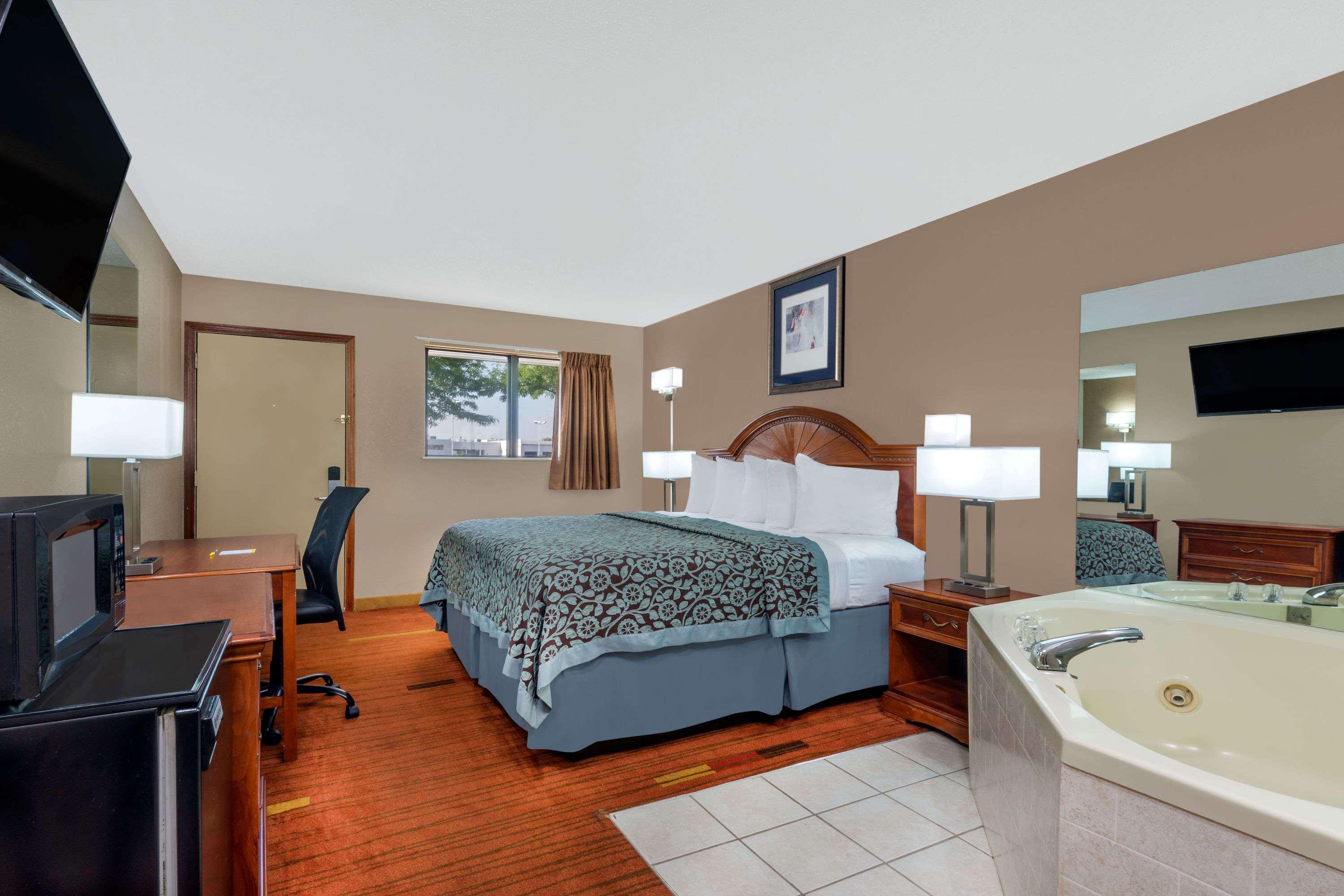 Days Inn by Wyndham Maumee/Toledo — photo 5