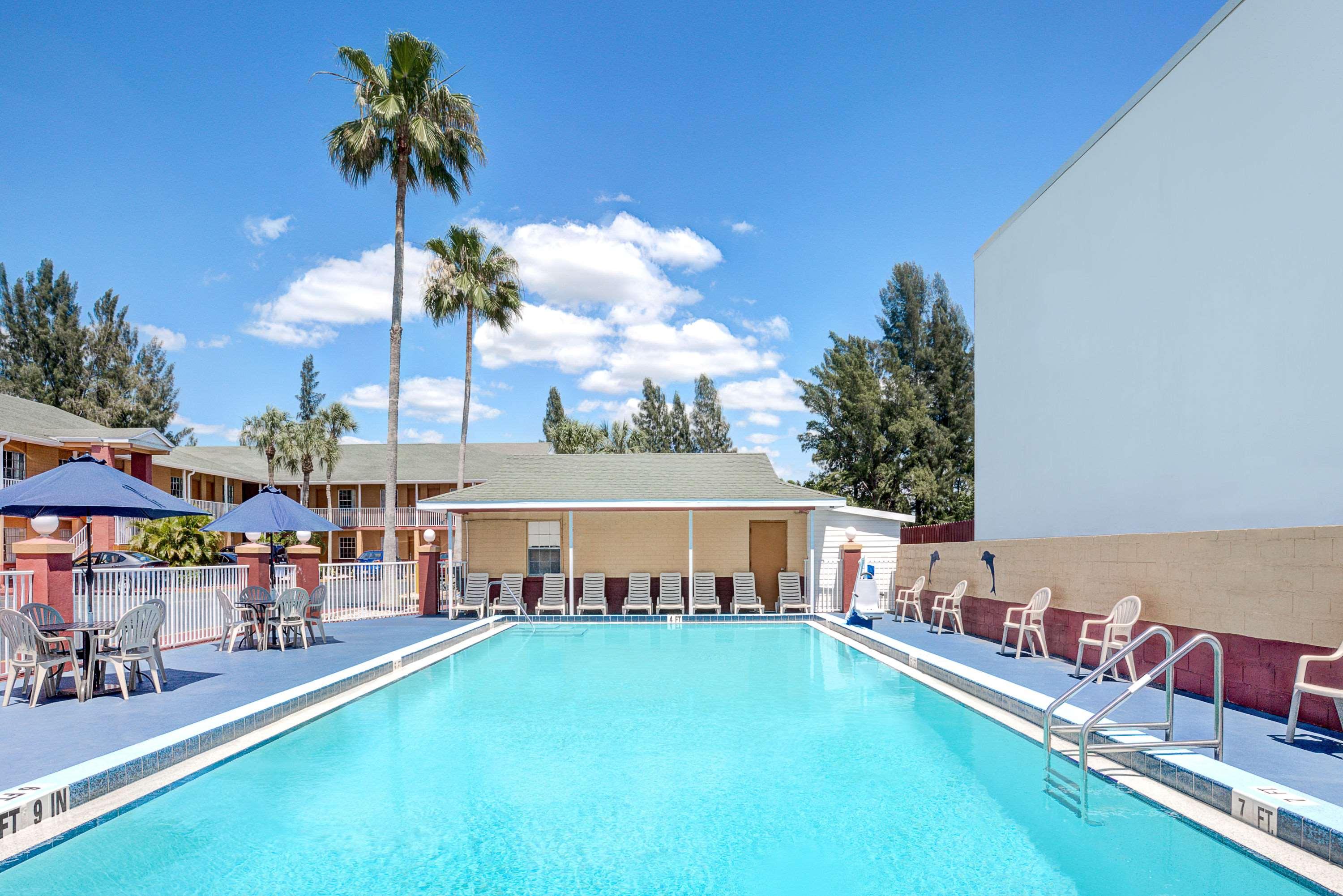 Howard Johnson Inn Fort Myers — photo 4
