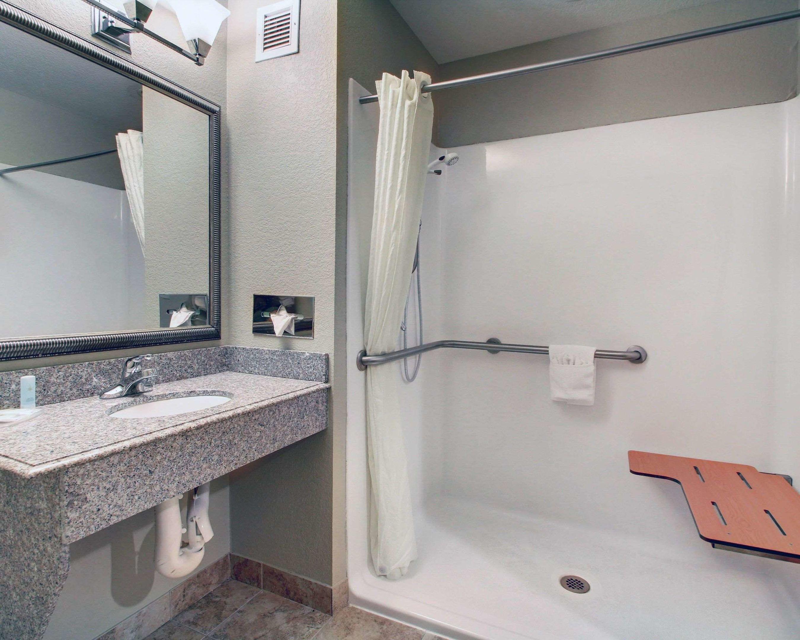 Comfort Inn & Suites — photo 4