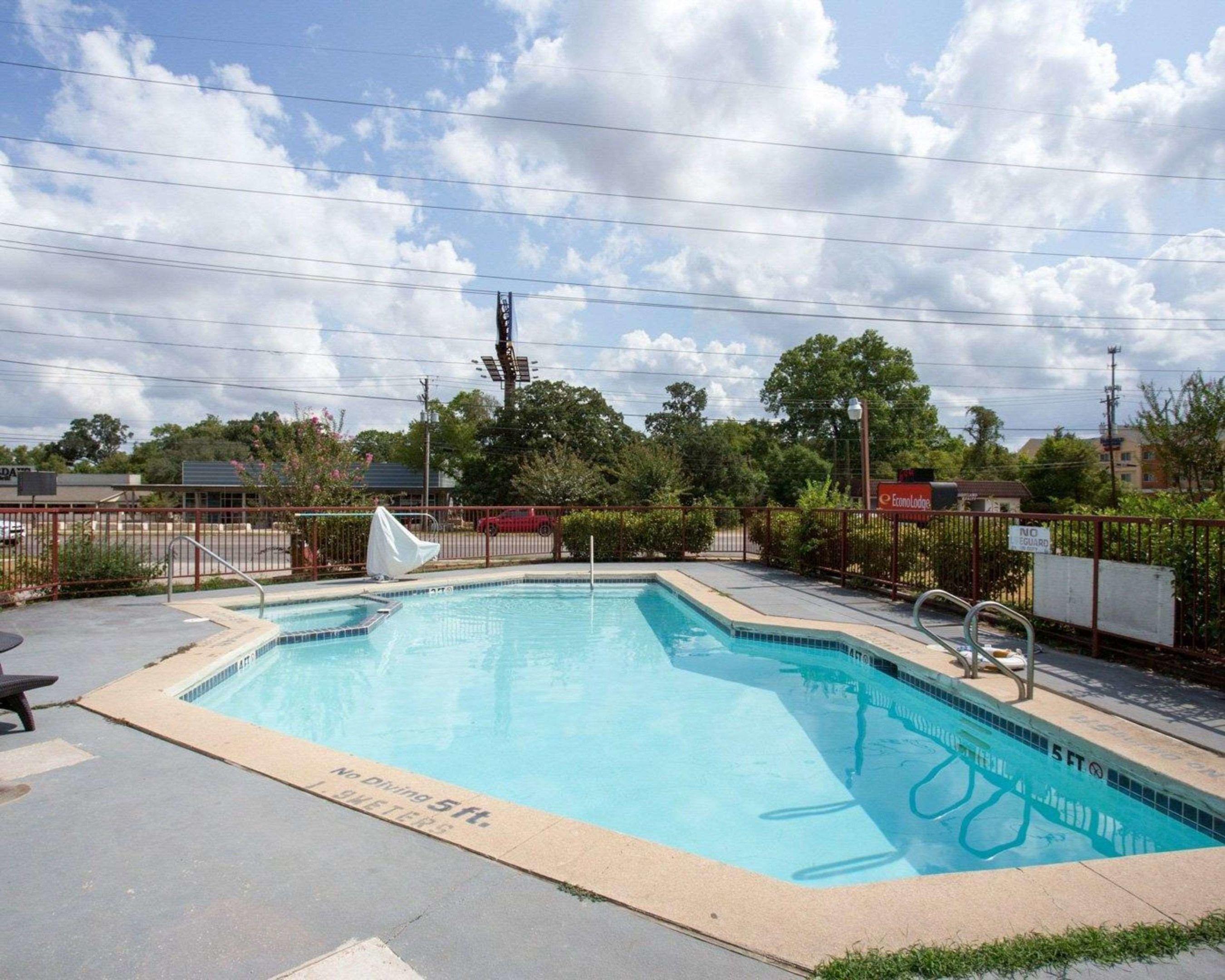 Econo Lodge College Station — photo 4