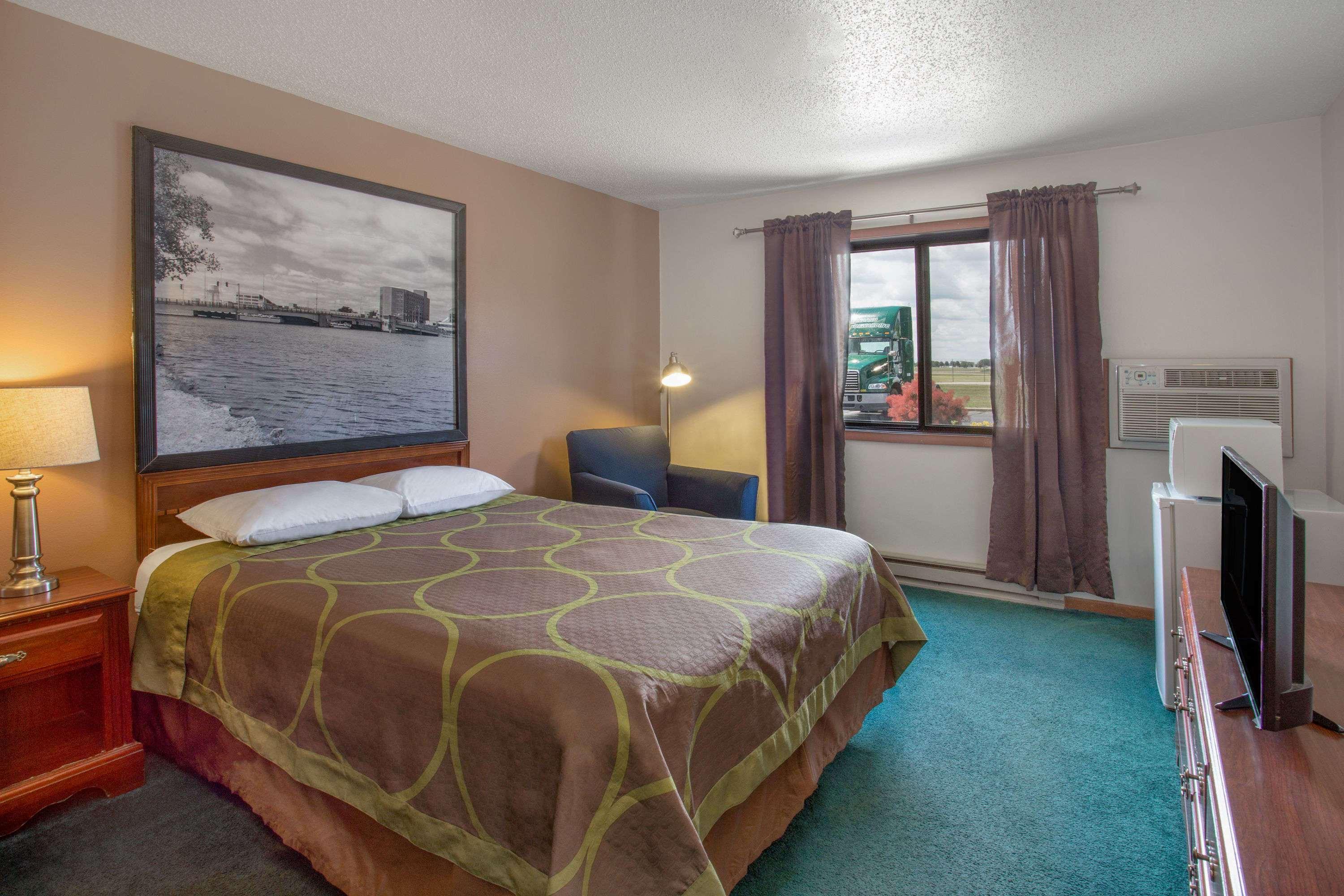 Super 8 by Wyndham Oshkosh Airport — photo 4