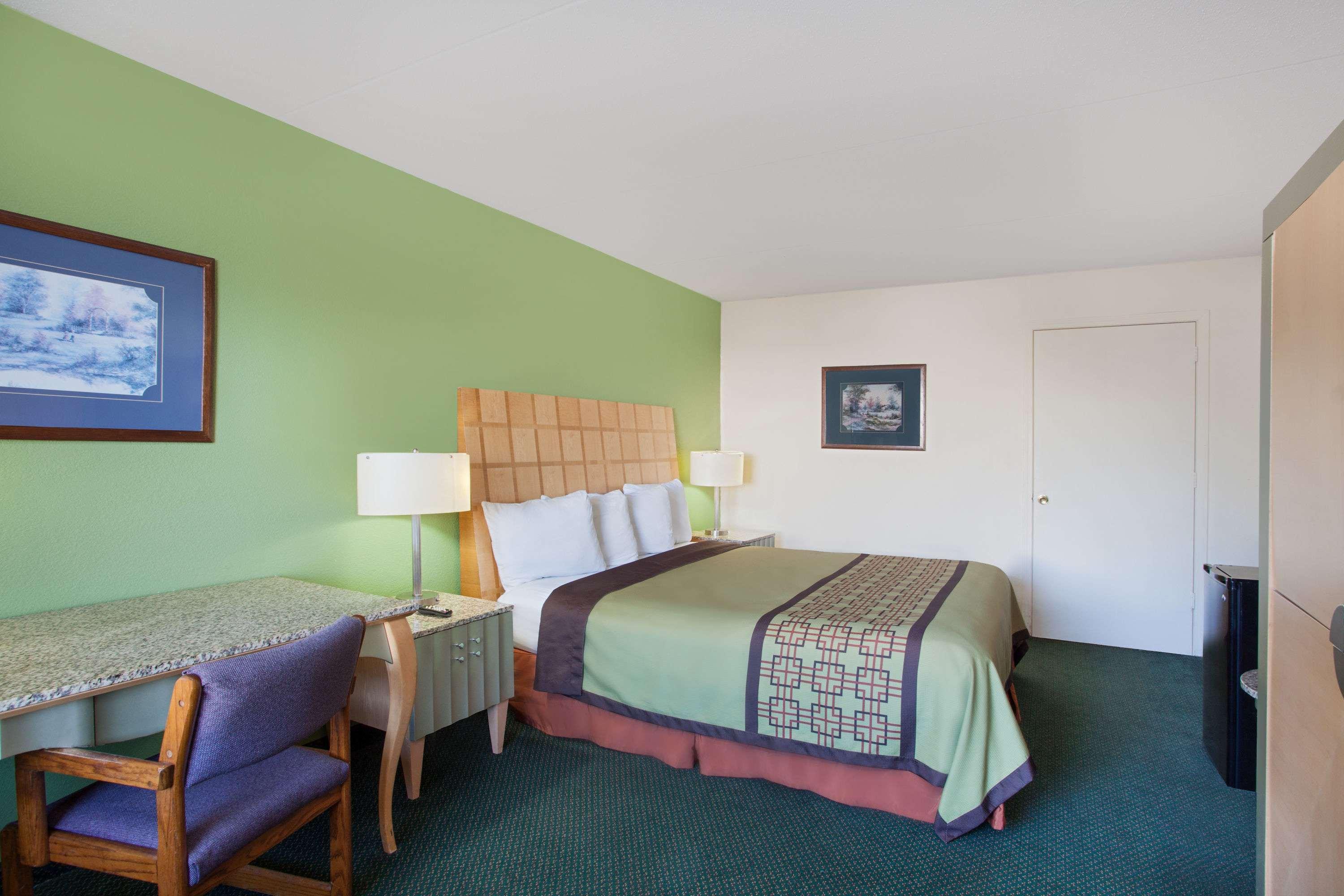 Days Inn by Wyndham Greeneville — photo 4