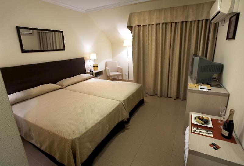 Hotel Room — photo 4