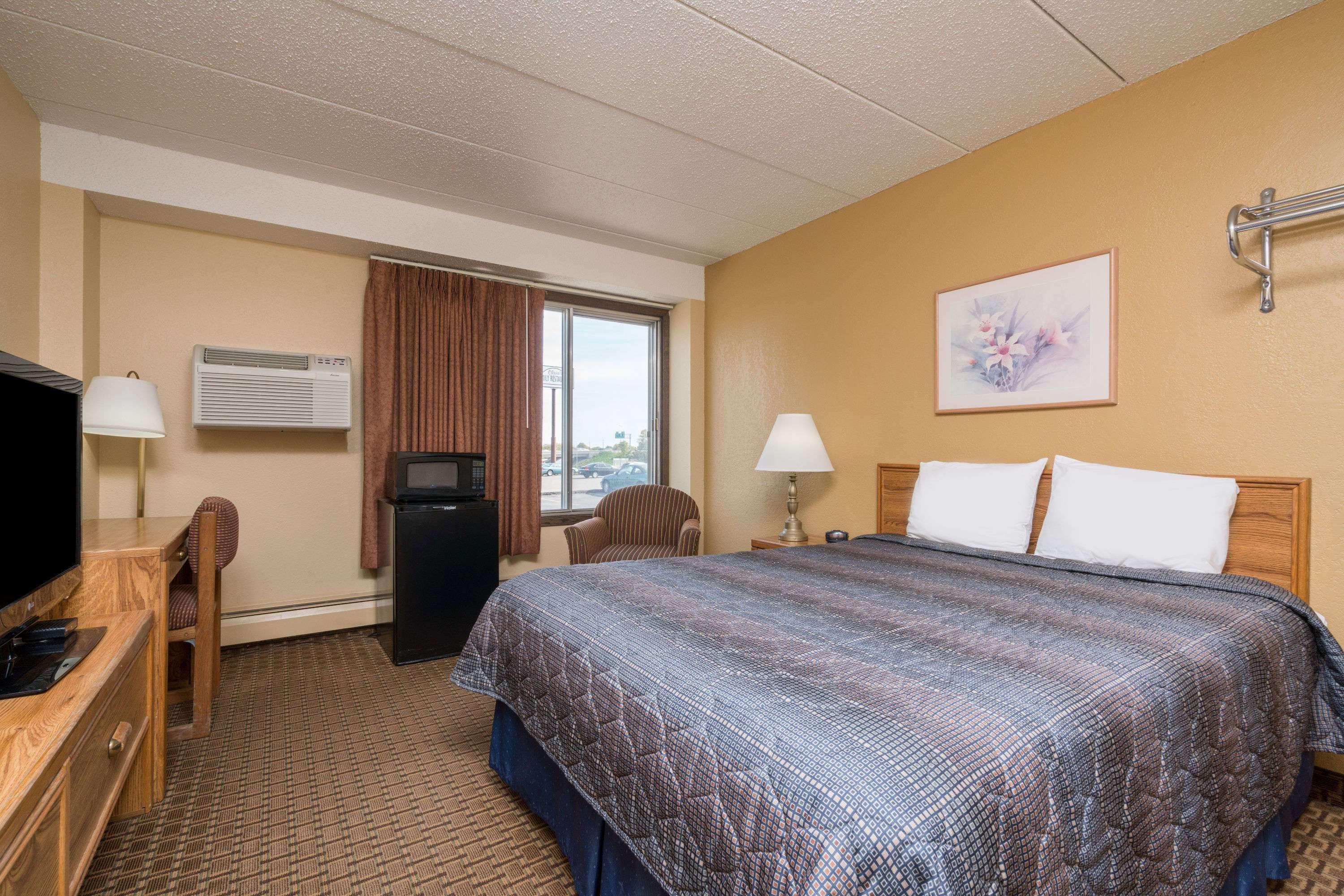 Super 8 by Wyndham Owatonna — photo 3
