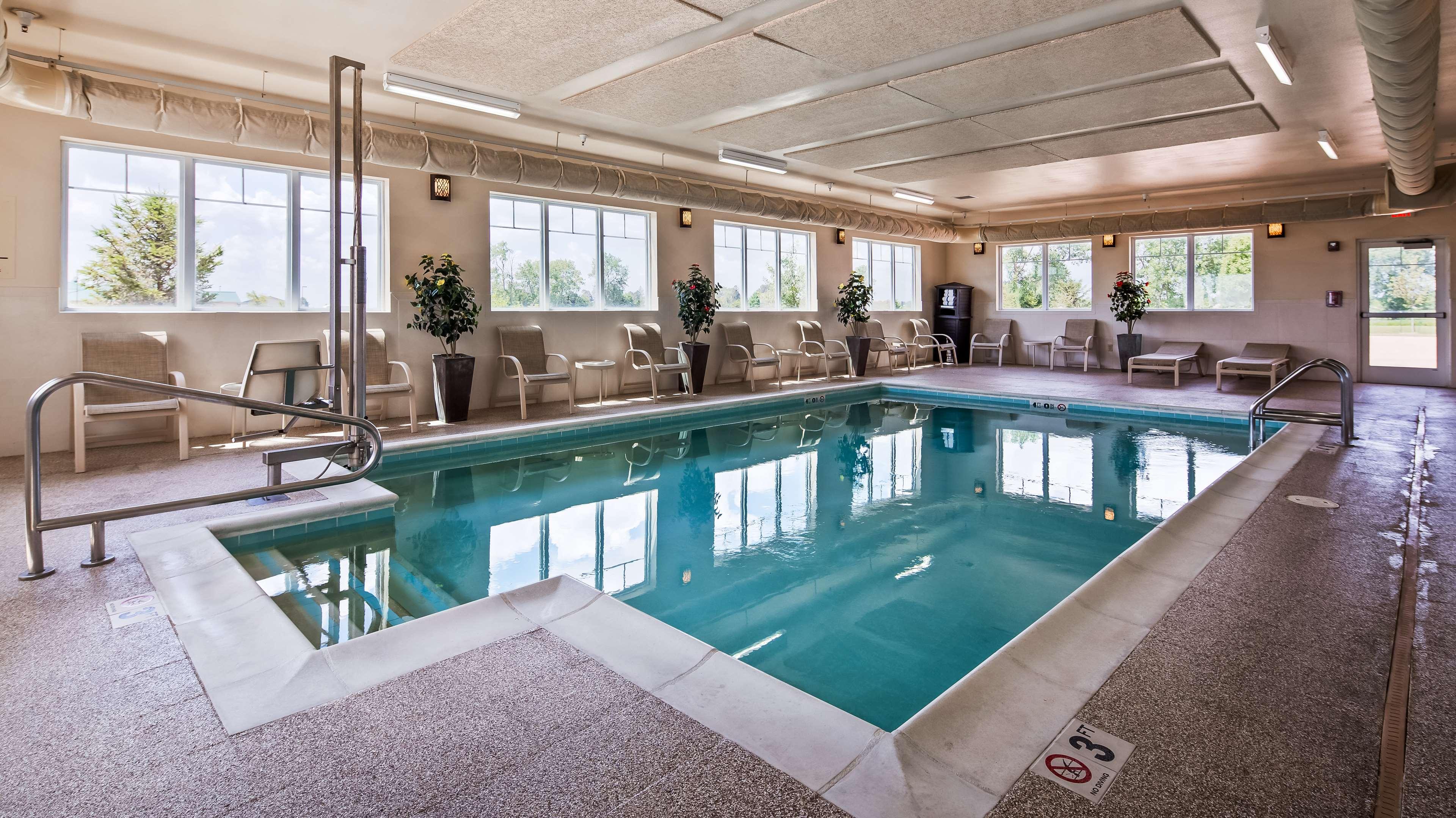 Best Western Plus Green Mill Village Hotel & Suites — photo 4