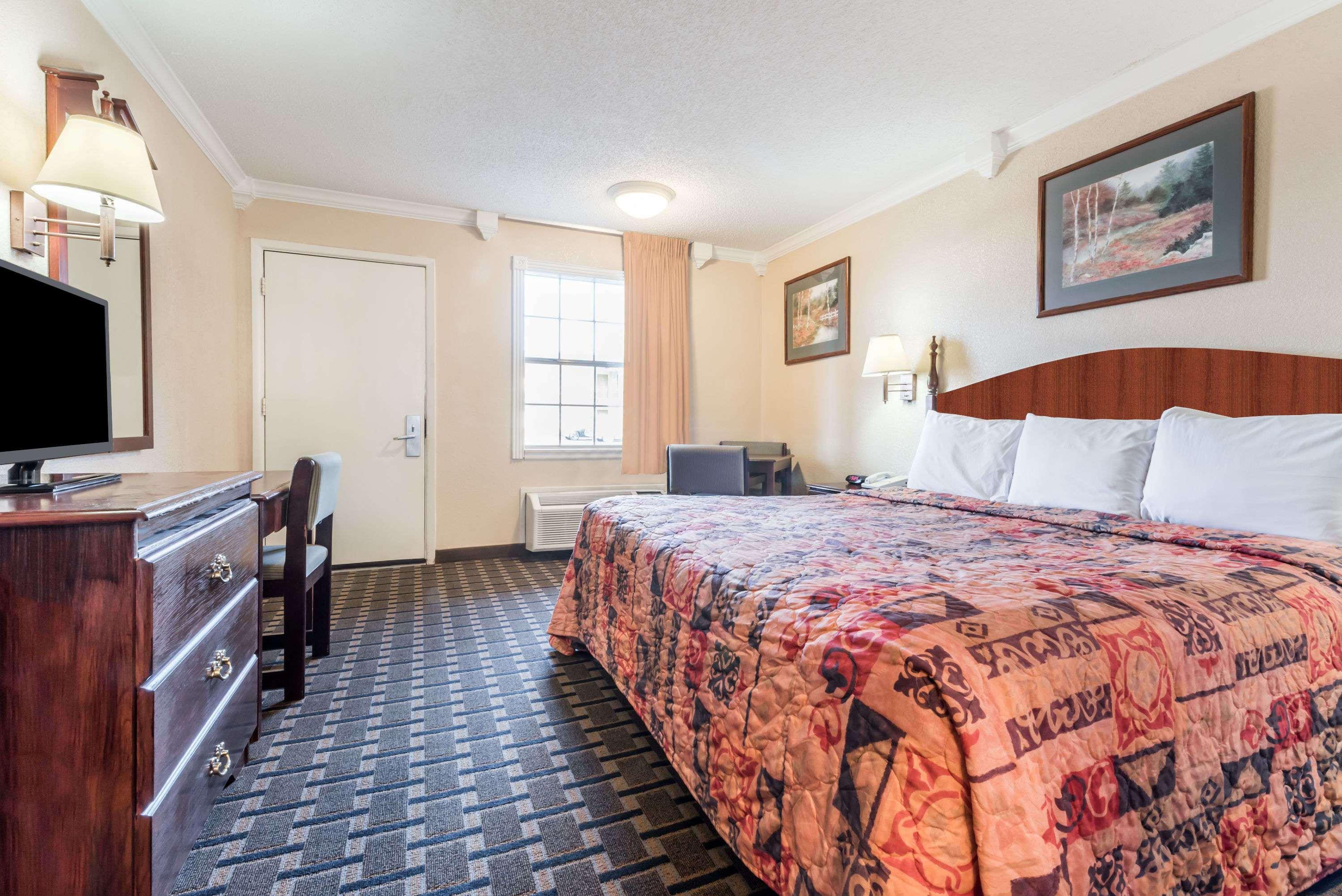 Knights Inn Greenville — photo 4