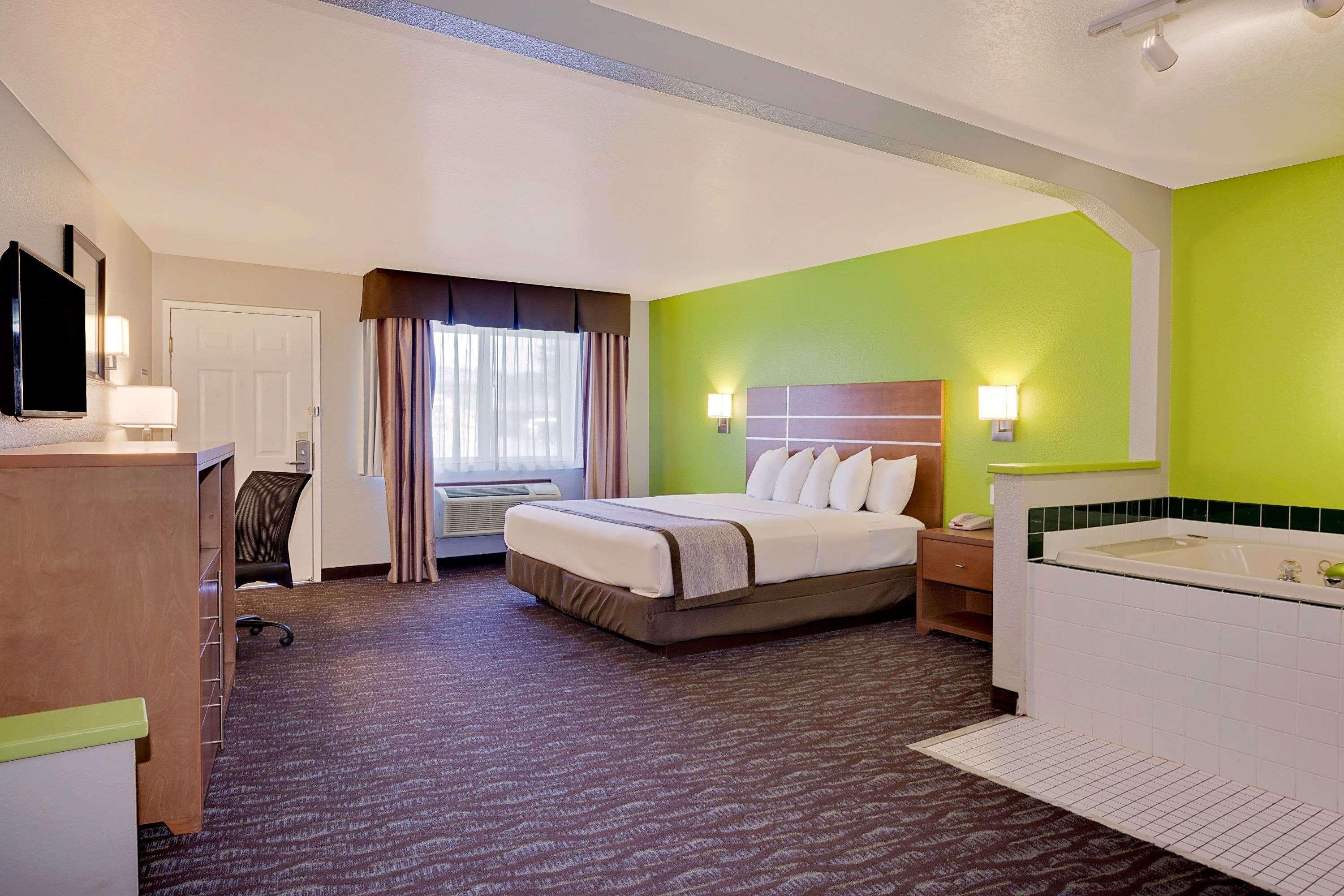 Days Inn and Suites Arcata CA — photo 4
