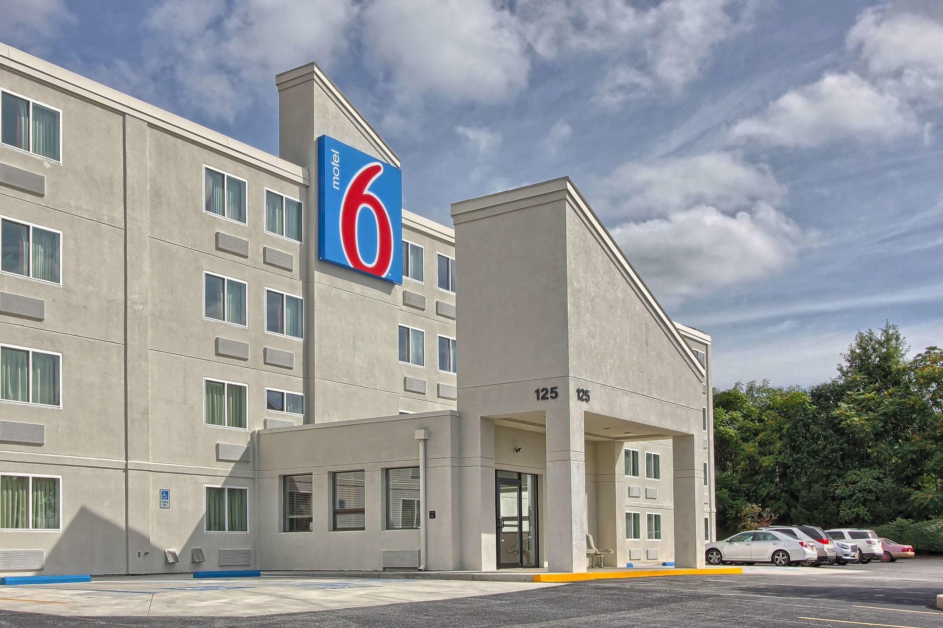Motel 6 York North — photo 4