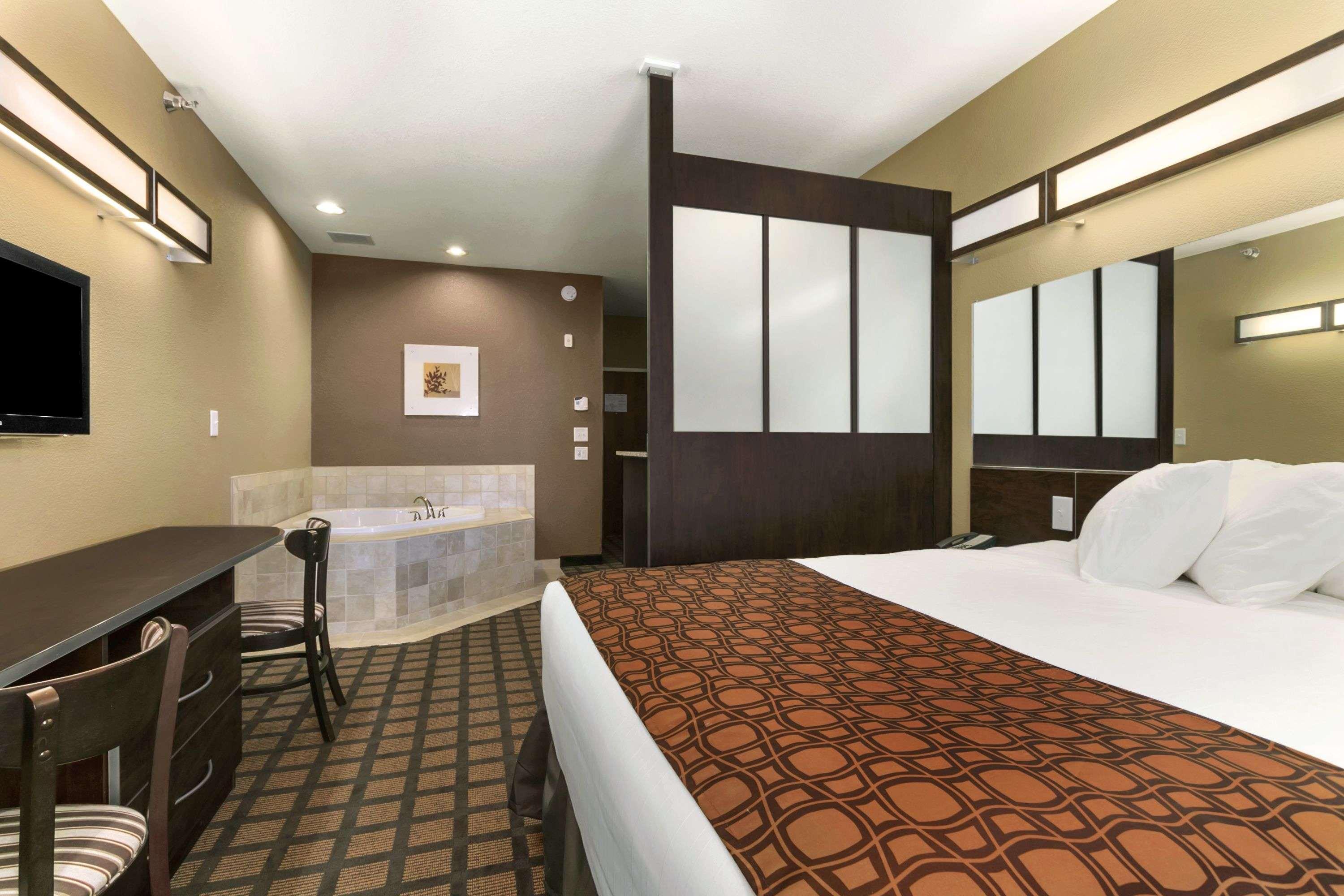 Microtel Inn & Suites by Wyndham Minot — photo 4