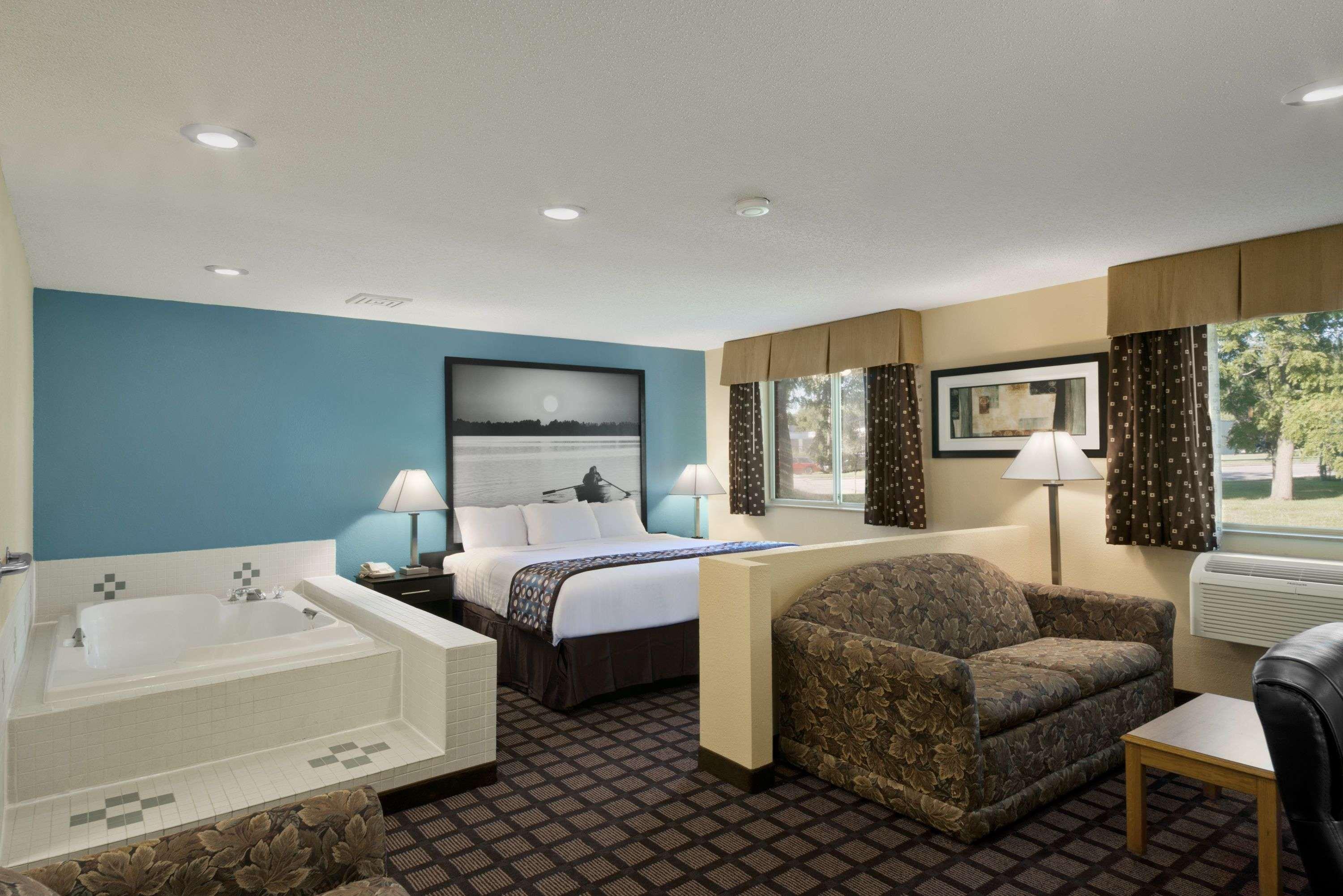 Super 8 by Wyndham Whitewater WI — photo 4