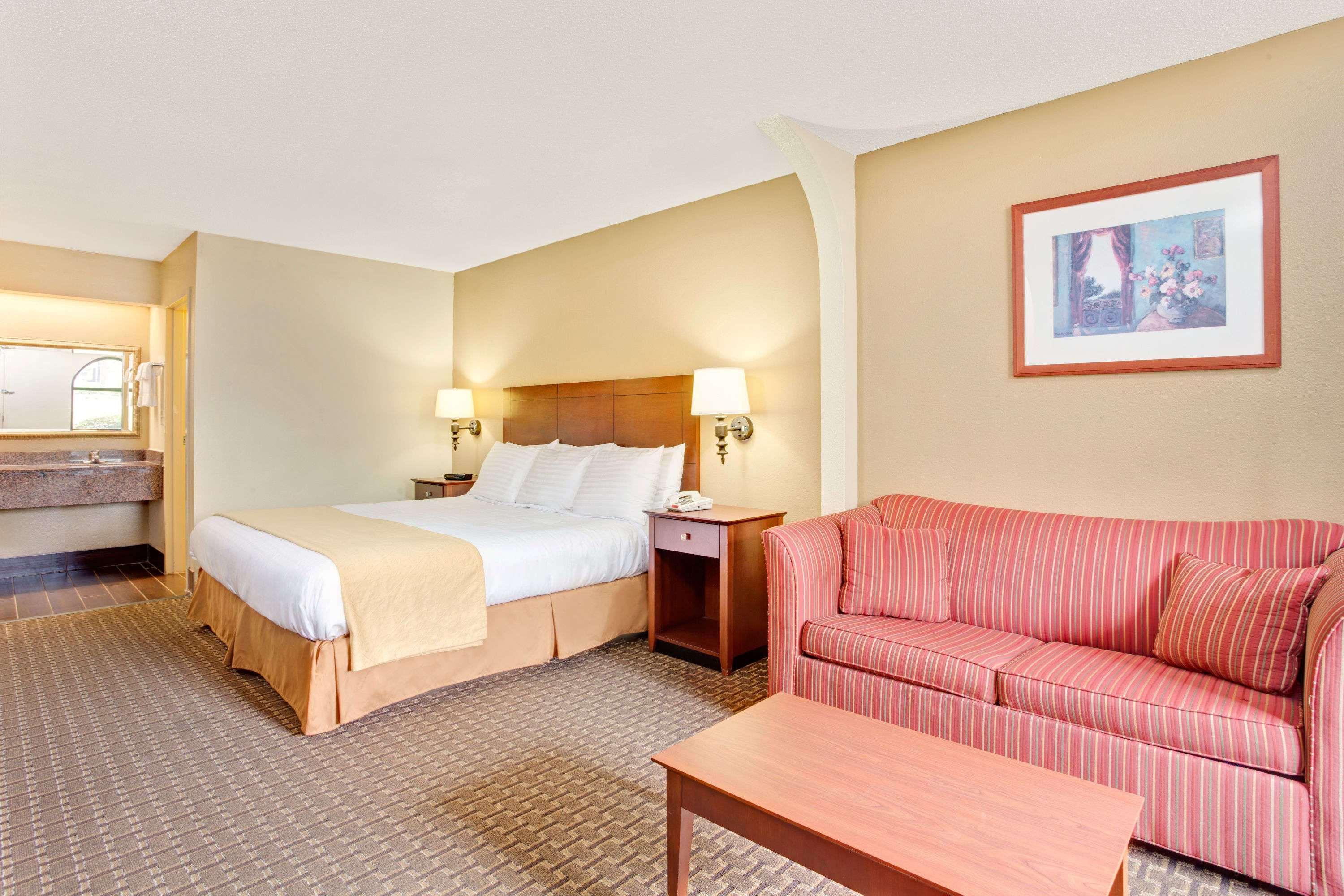 Days Inn & Suites by Wyndham Stockbridge South Atlanta — photo 4