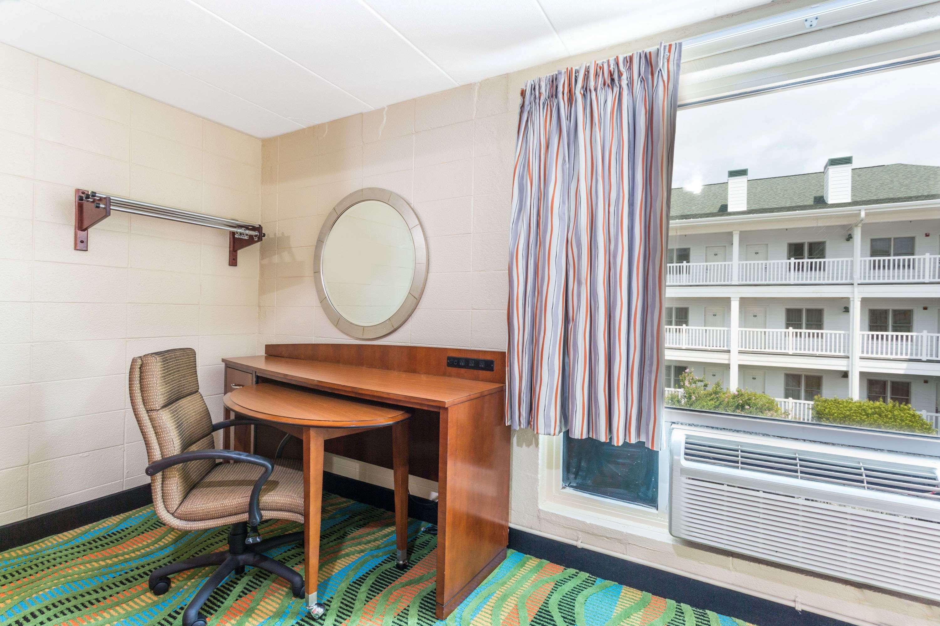 Howard Johnson by Wyndham Virginia Beach At The Beach — photo 5