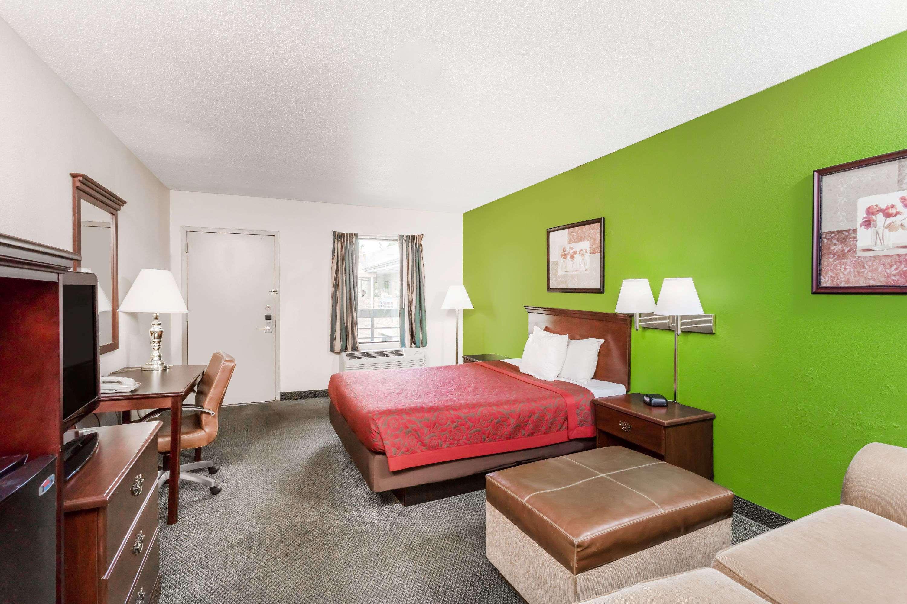 Days Inn Raleigh Glenwood-Crabtree — photo 3