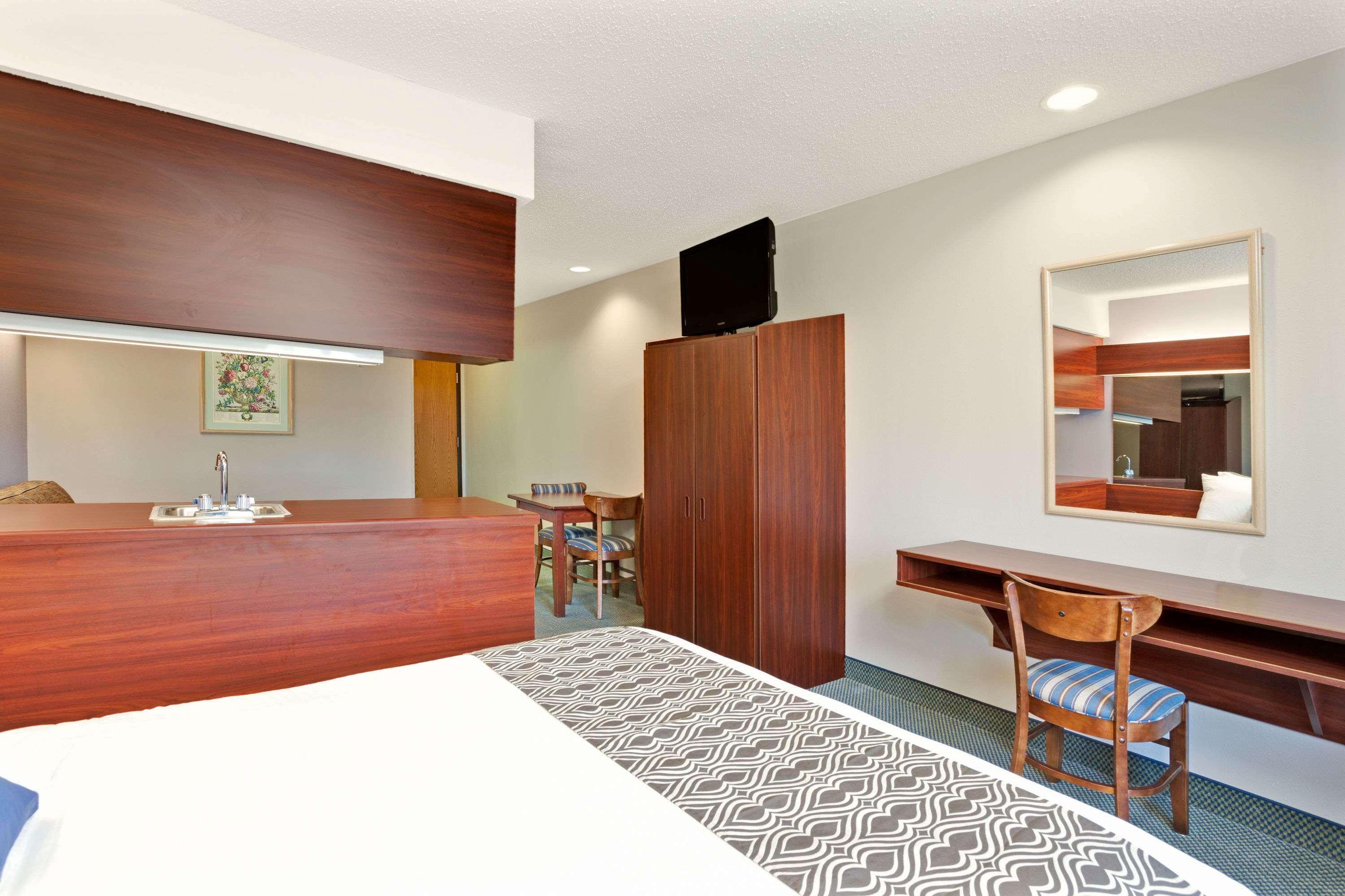 Microtel Inn & Suites by Wyndham Roseville/Detroit Area — photo 4