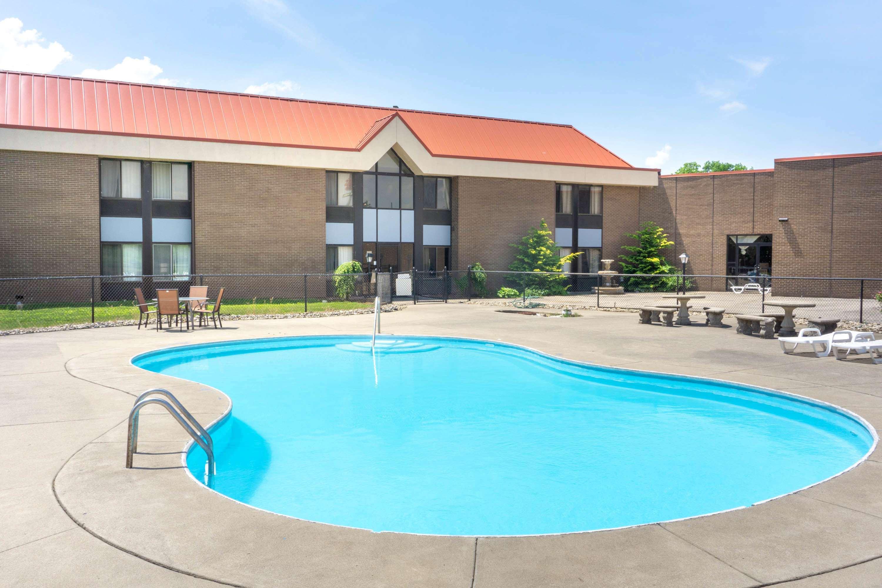Super 8 by Wyndham Harrison OH — photo 4