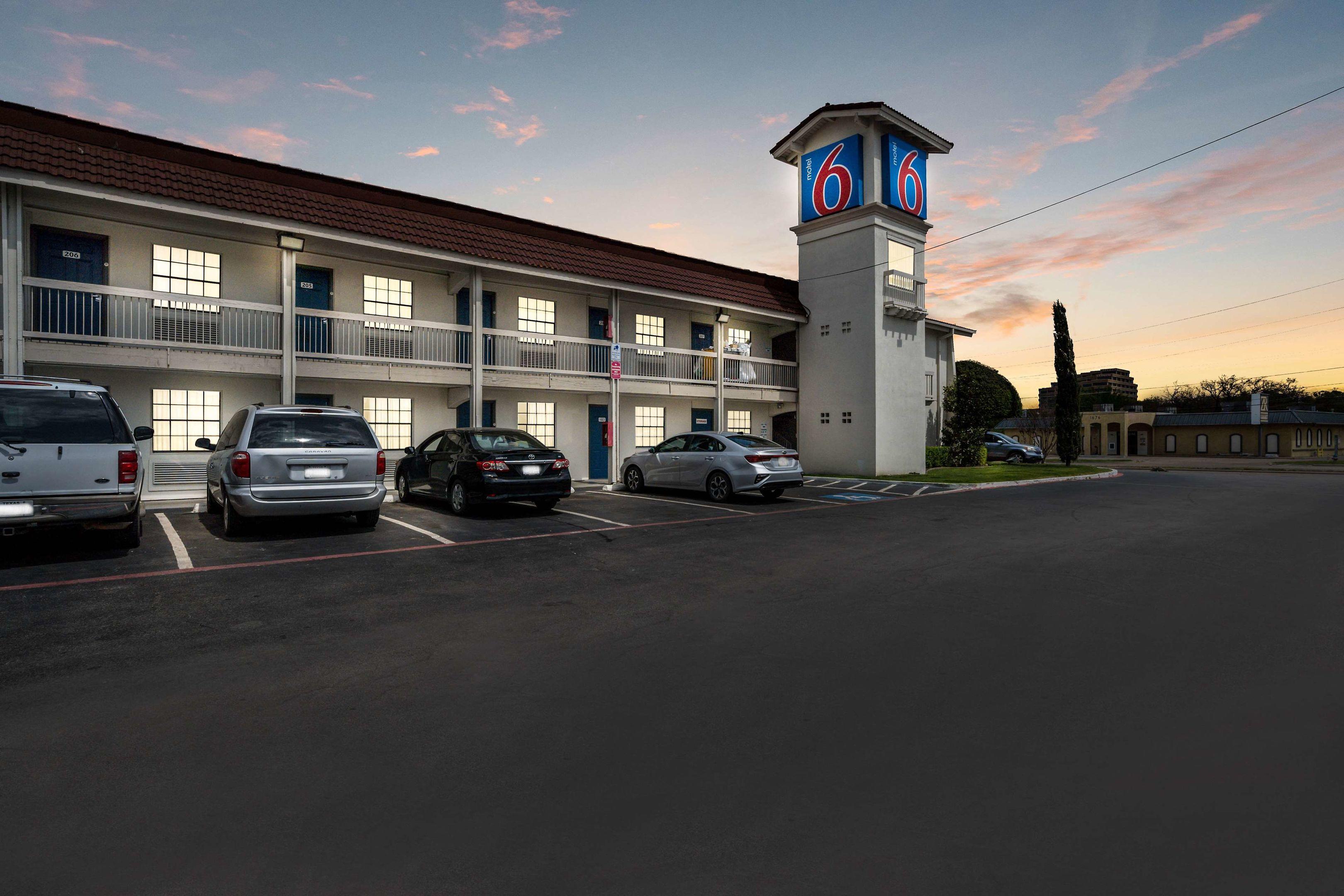 Motel 6 Dallas - Market Center — photo 4