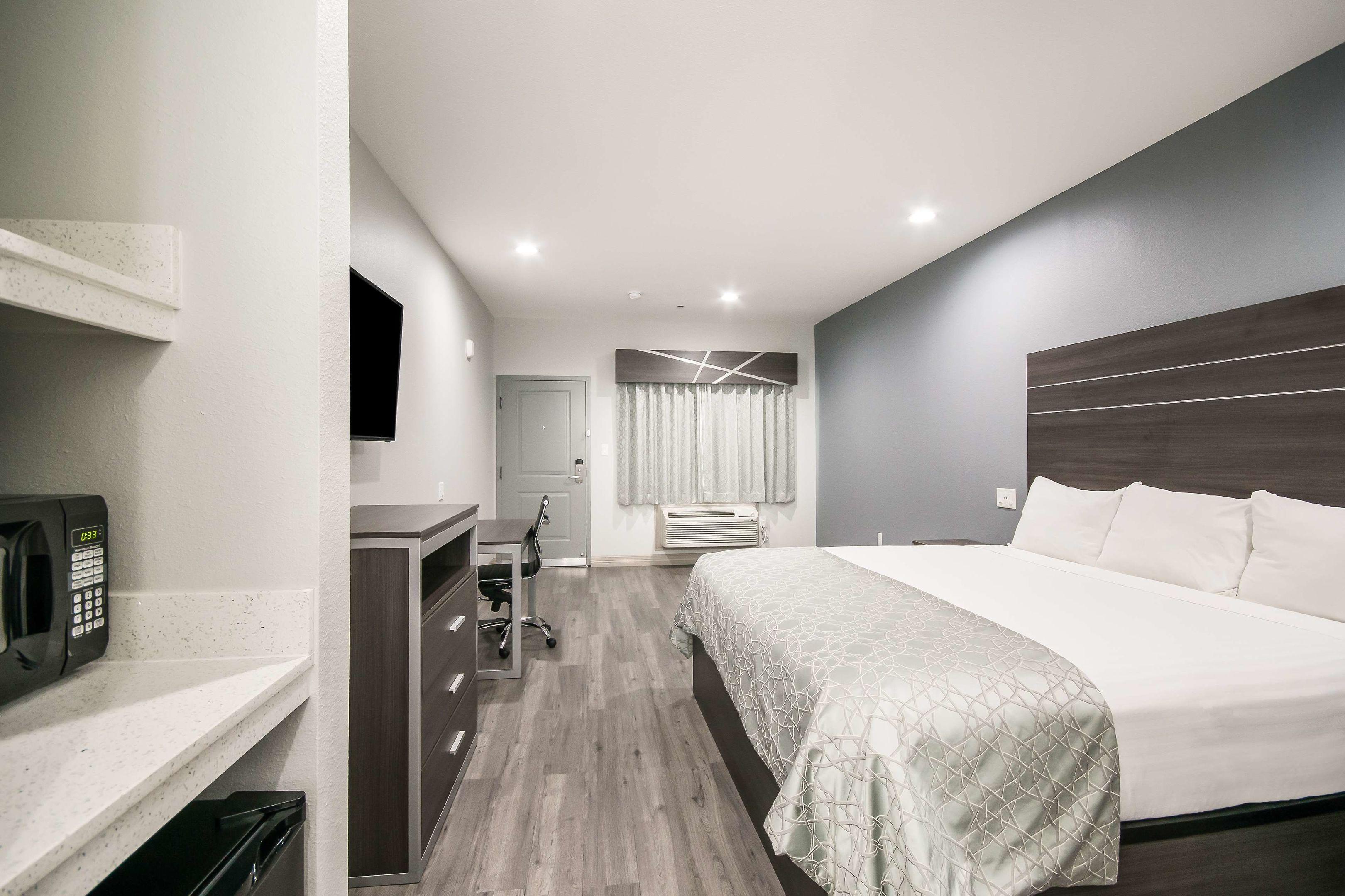 Americas Best Value Inn & Suites Northeast Houston I-610 — photo 5