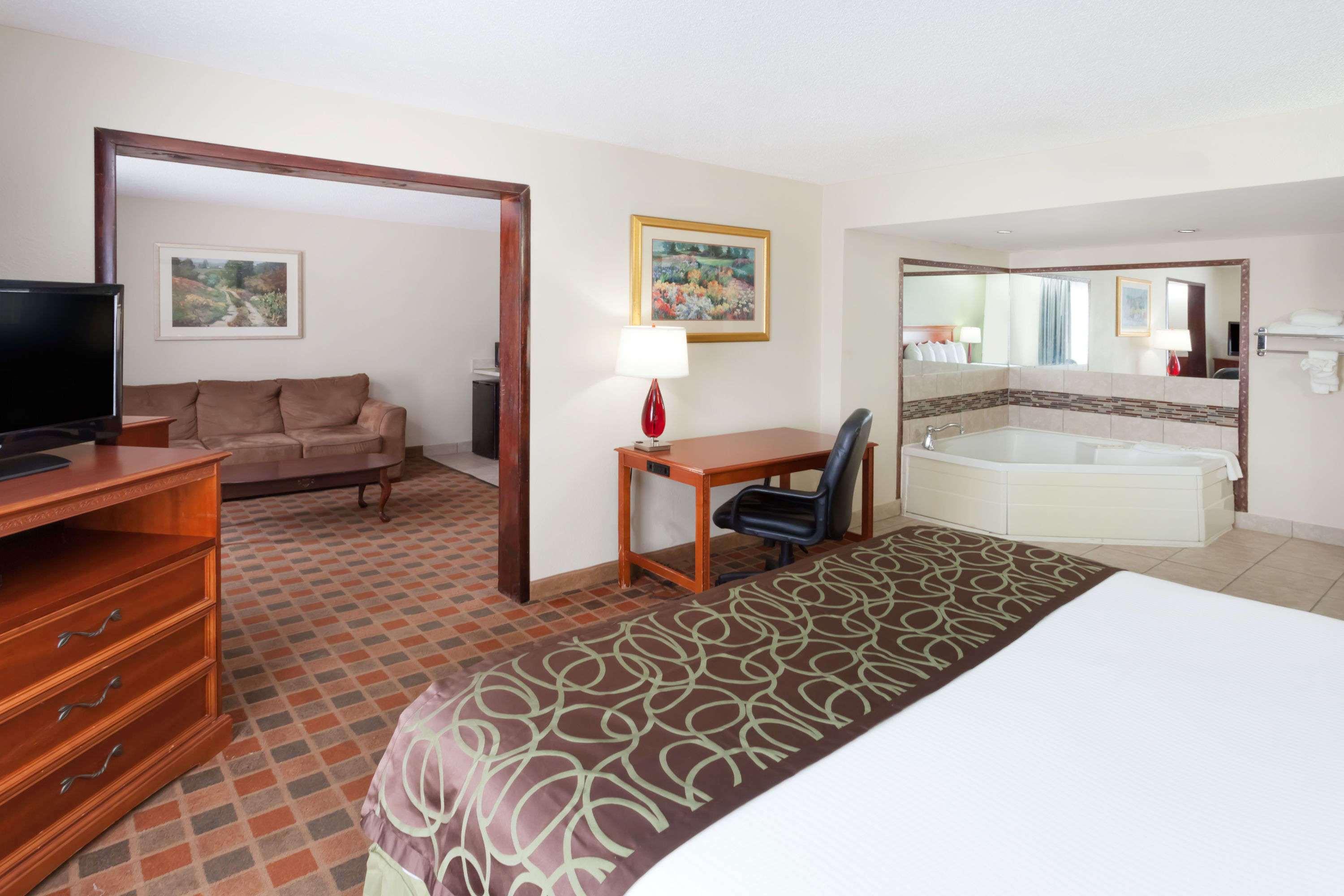 Baymont Inn & Suites Peoria — photo 3
