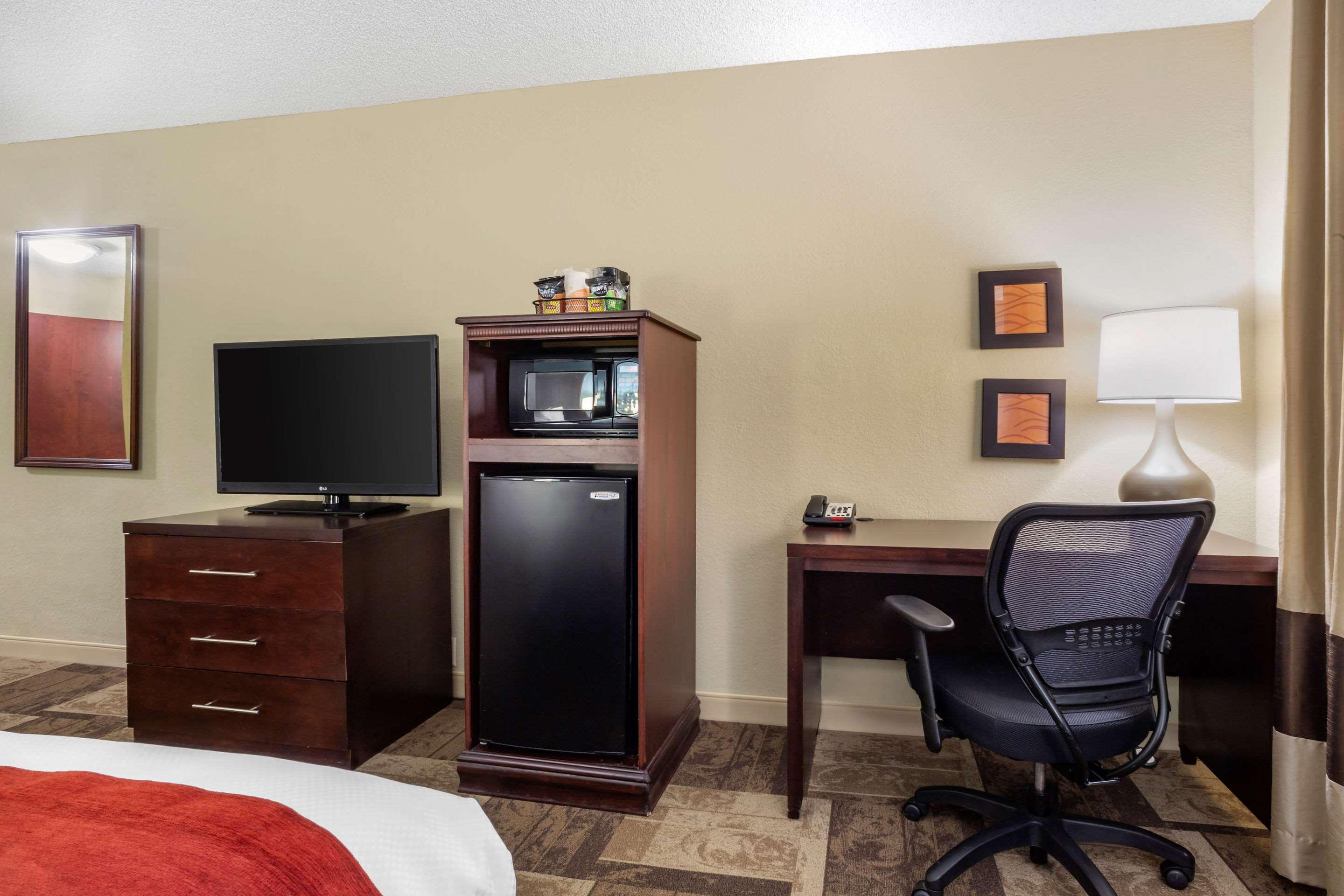 Comfort Inn & Suites Newark — photo 4