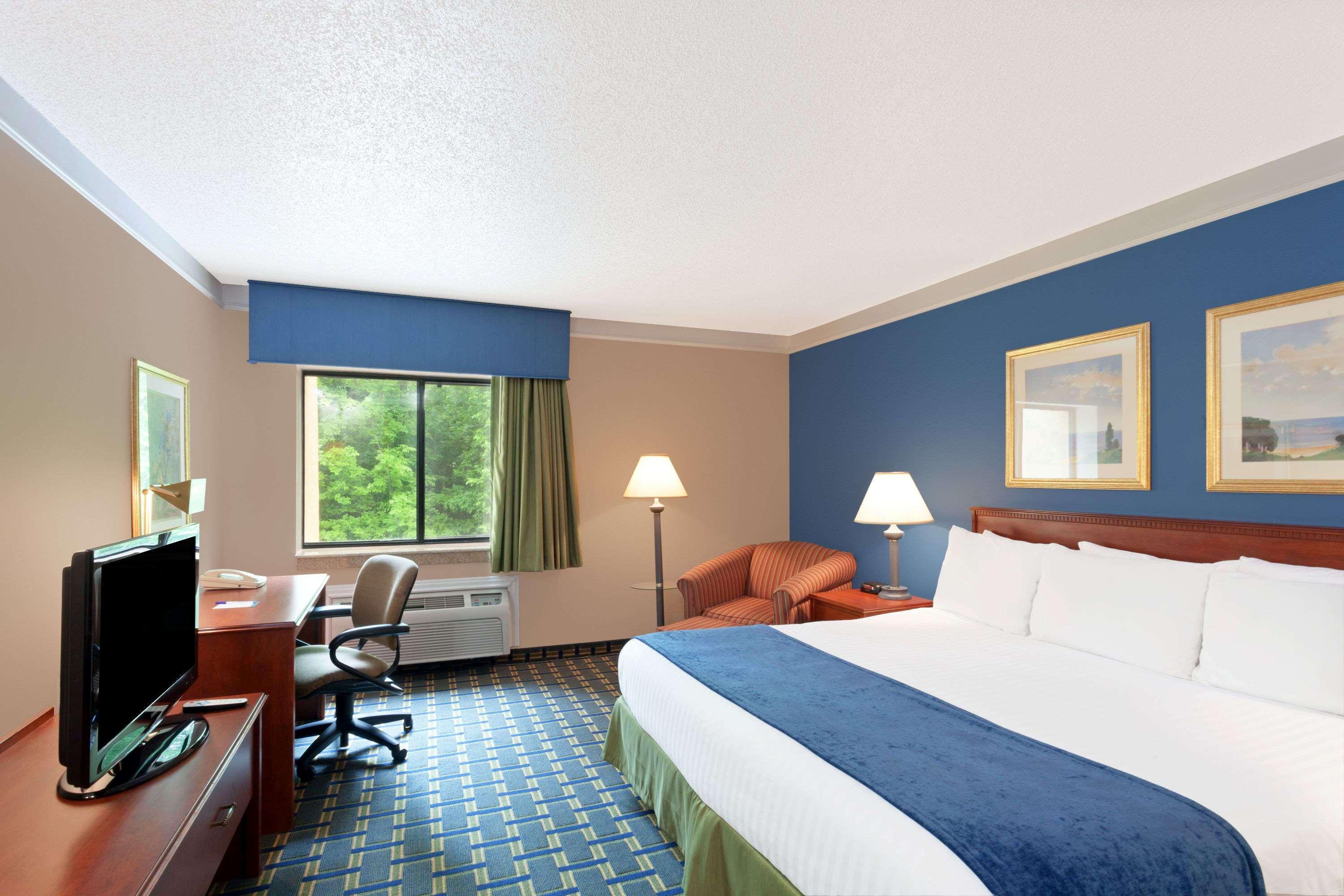 Baymont Inns & Suites Memphis East — photo 5