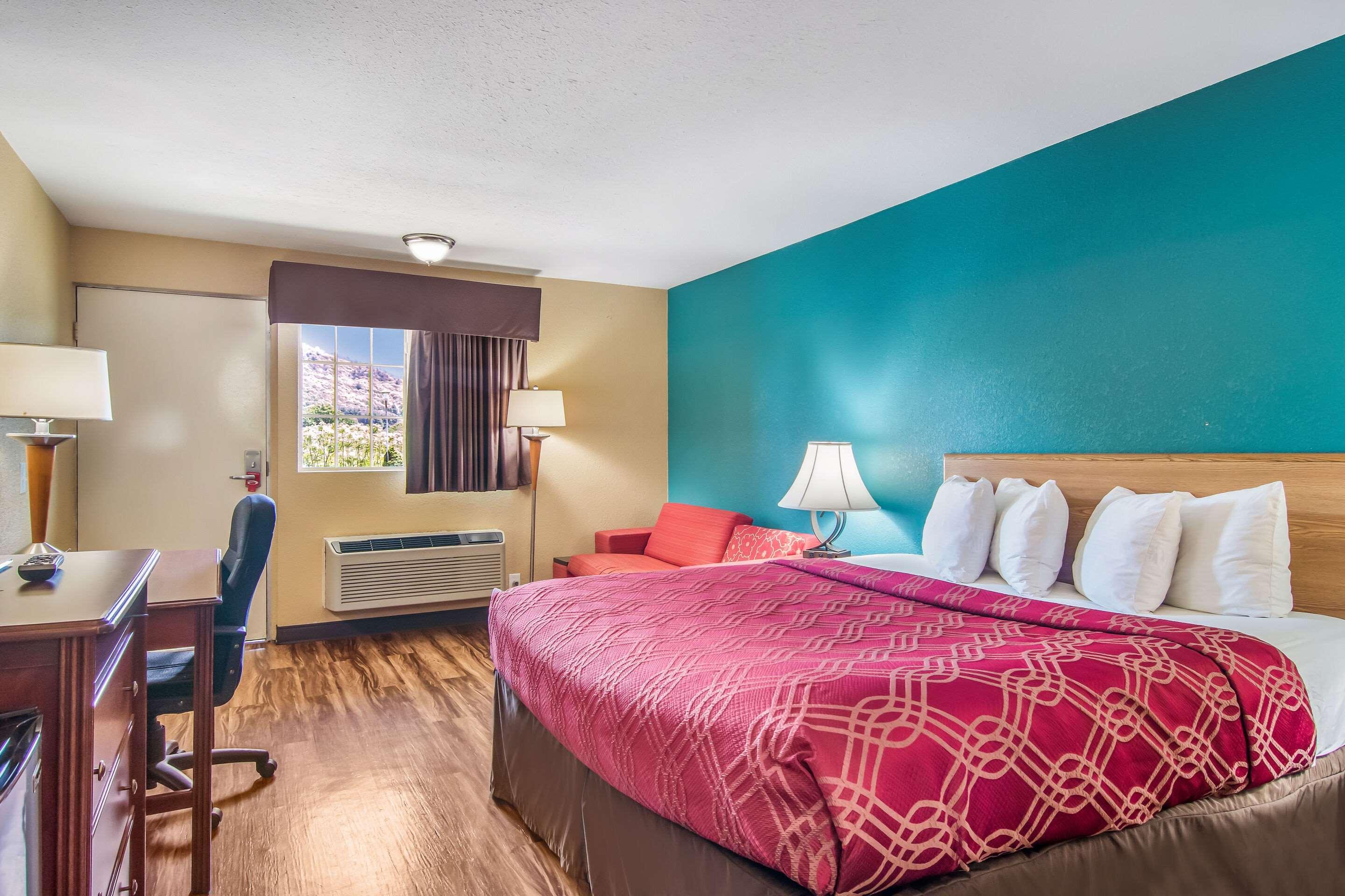 Econo Lodge Bradford — photo 4