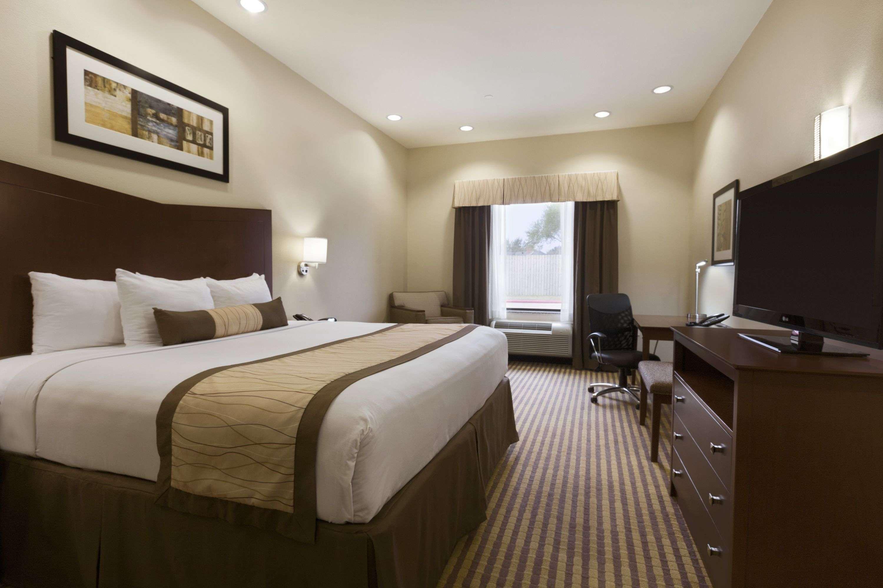 Baymont Inn & Suites Victoria — photo 4