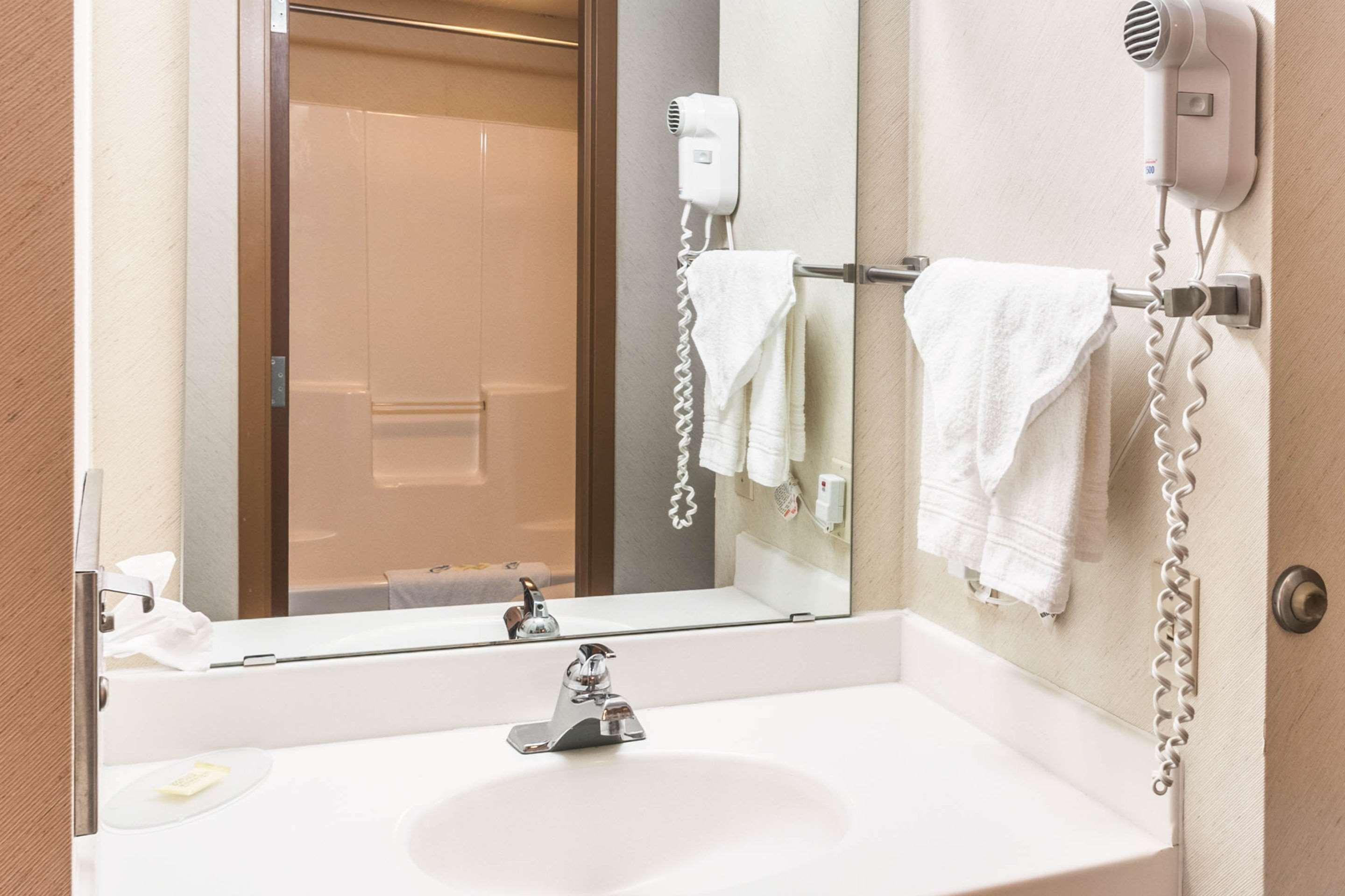 Econo Lodge Inn & Suites — photo 4