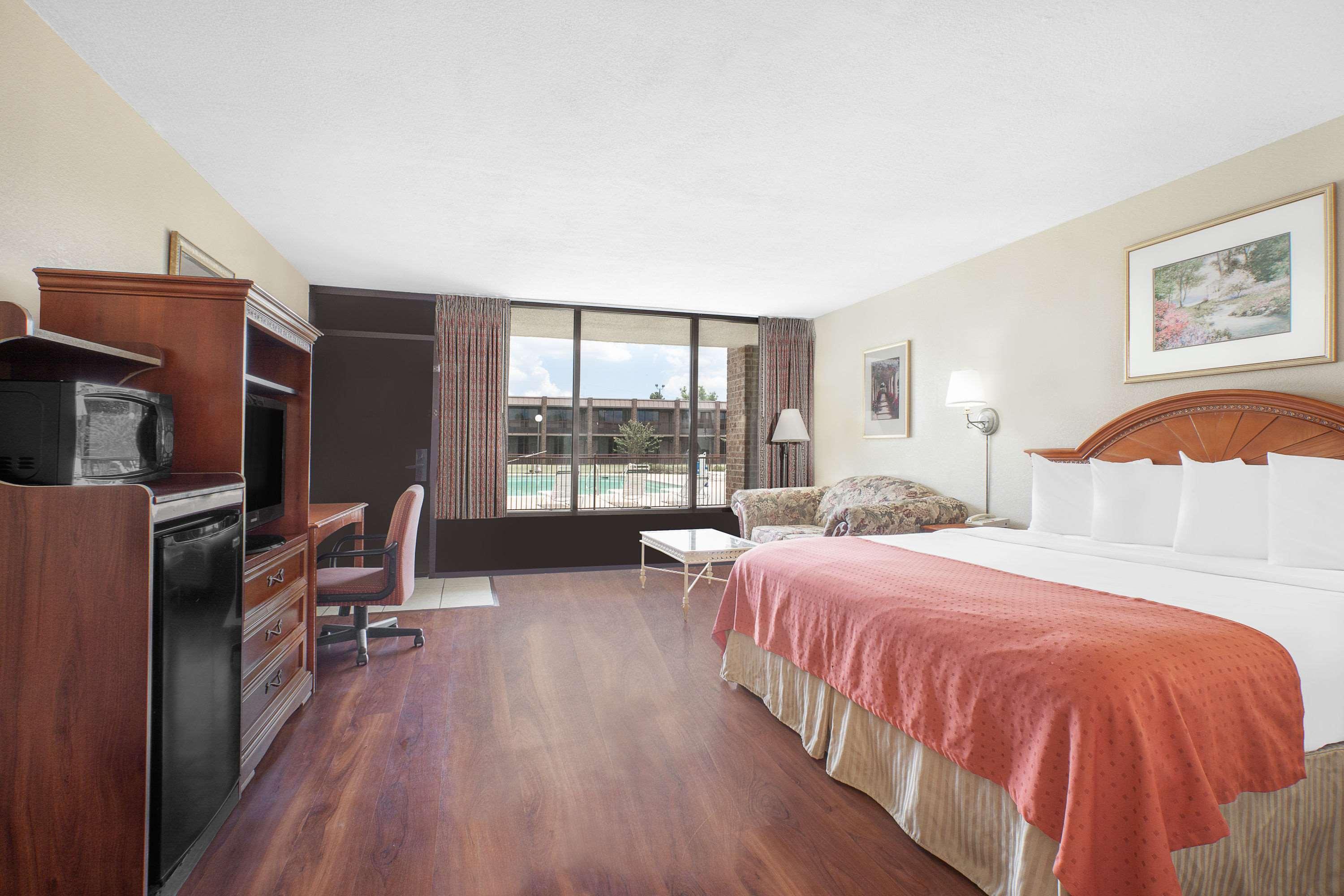 Baymont Inn & Suites Paris — photo 4