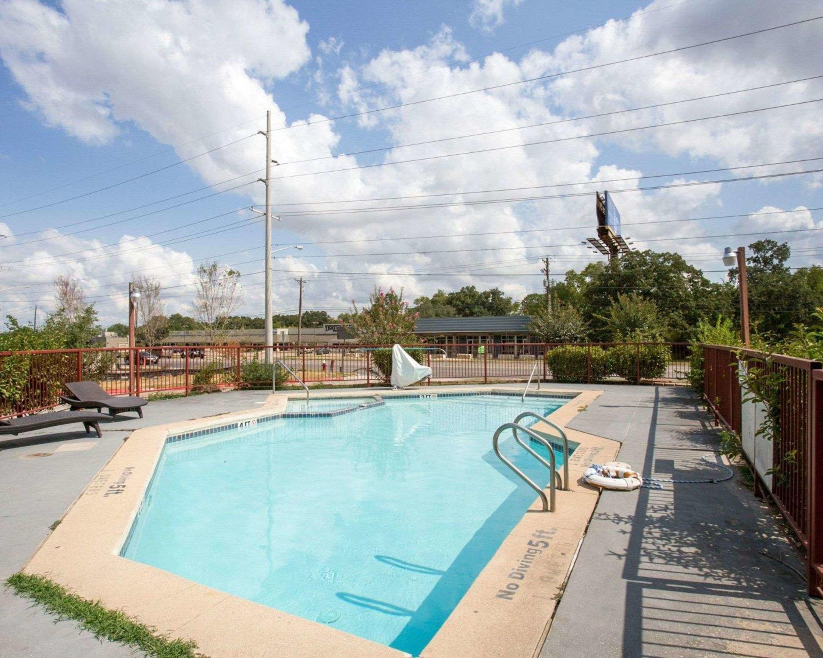 Econo Lodge College Station — photo 5