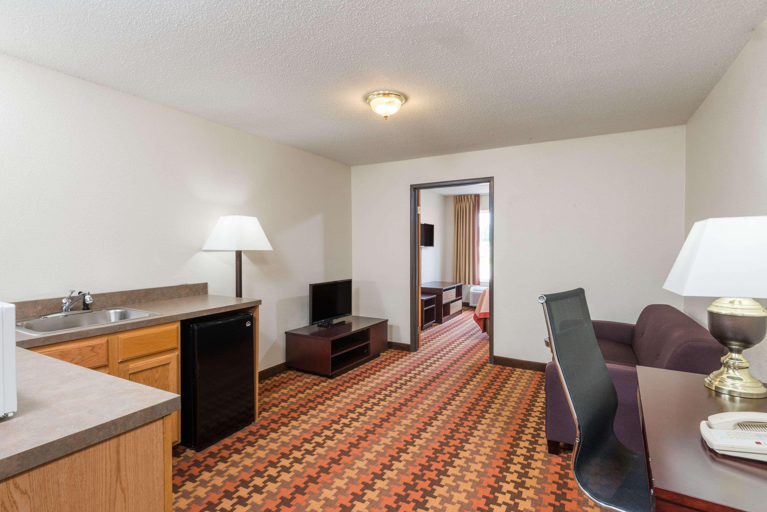 Super 8 by Wyndham Cloverdale — photo 4