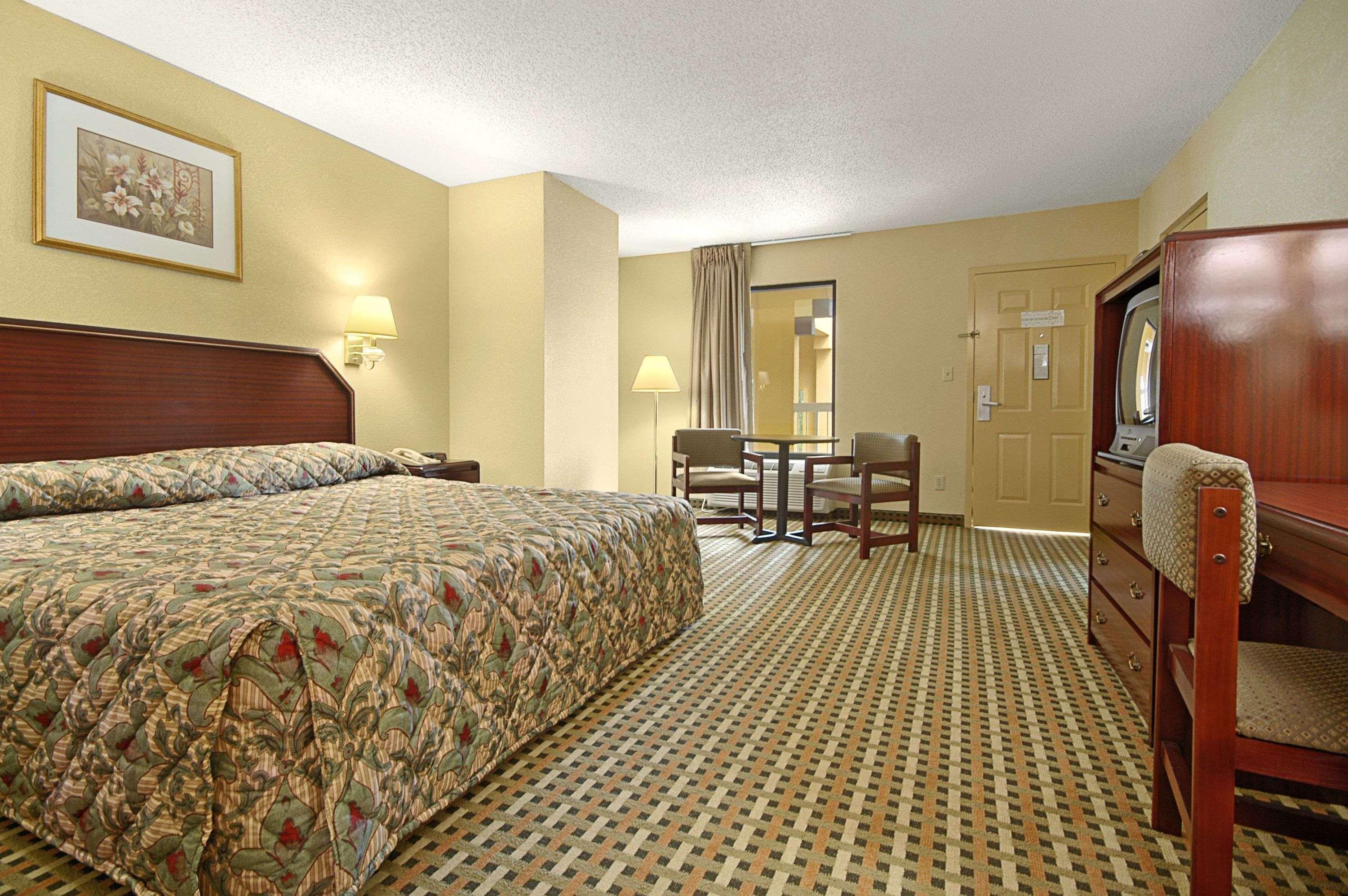 Super 8 by Wyndham Mobile/Tillmans Corner — photo 4