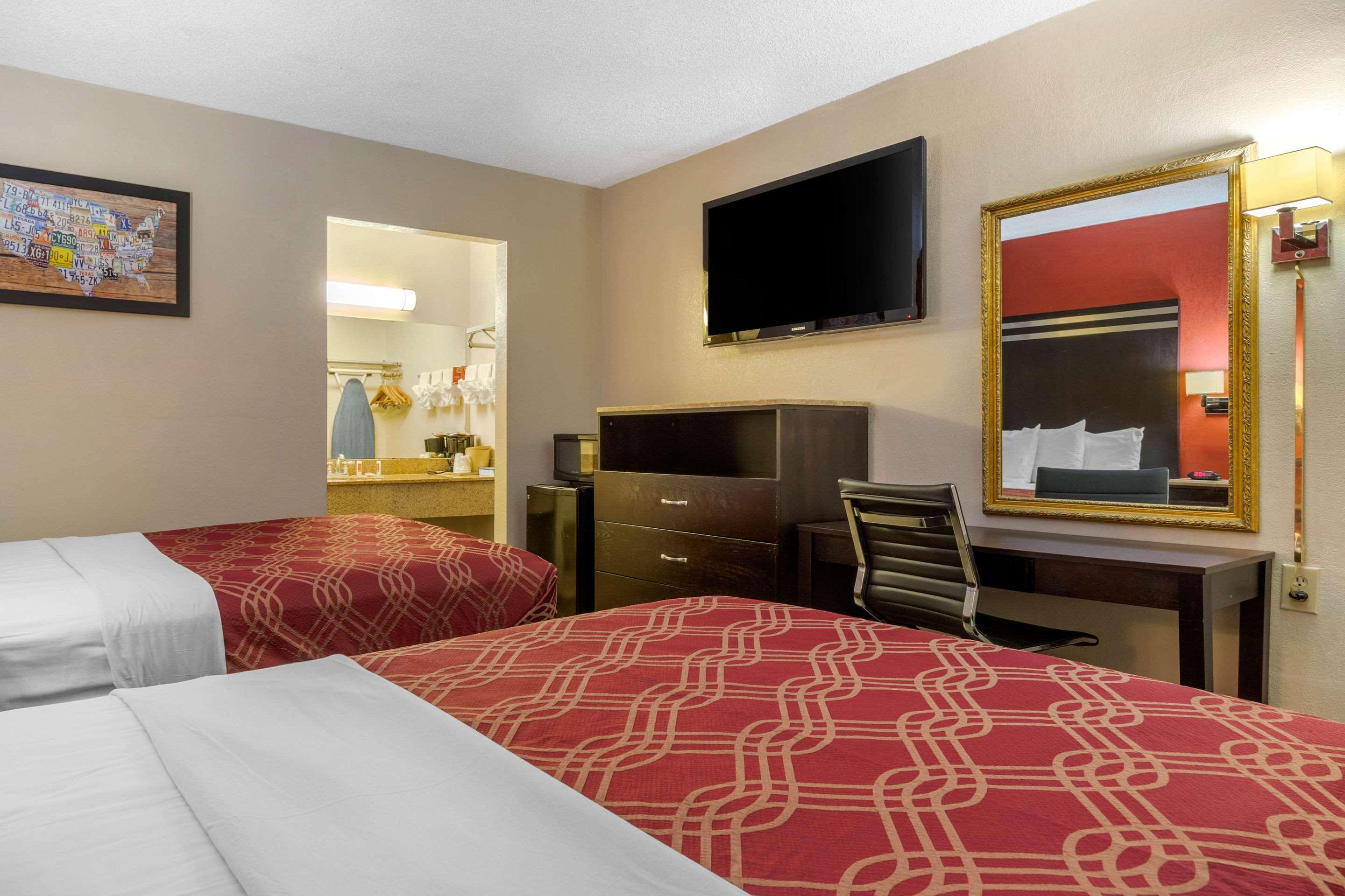Econo Lodge Fort Jackson — photo 5