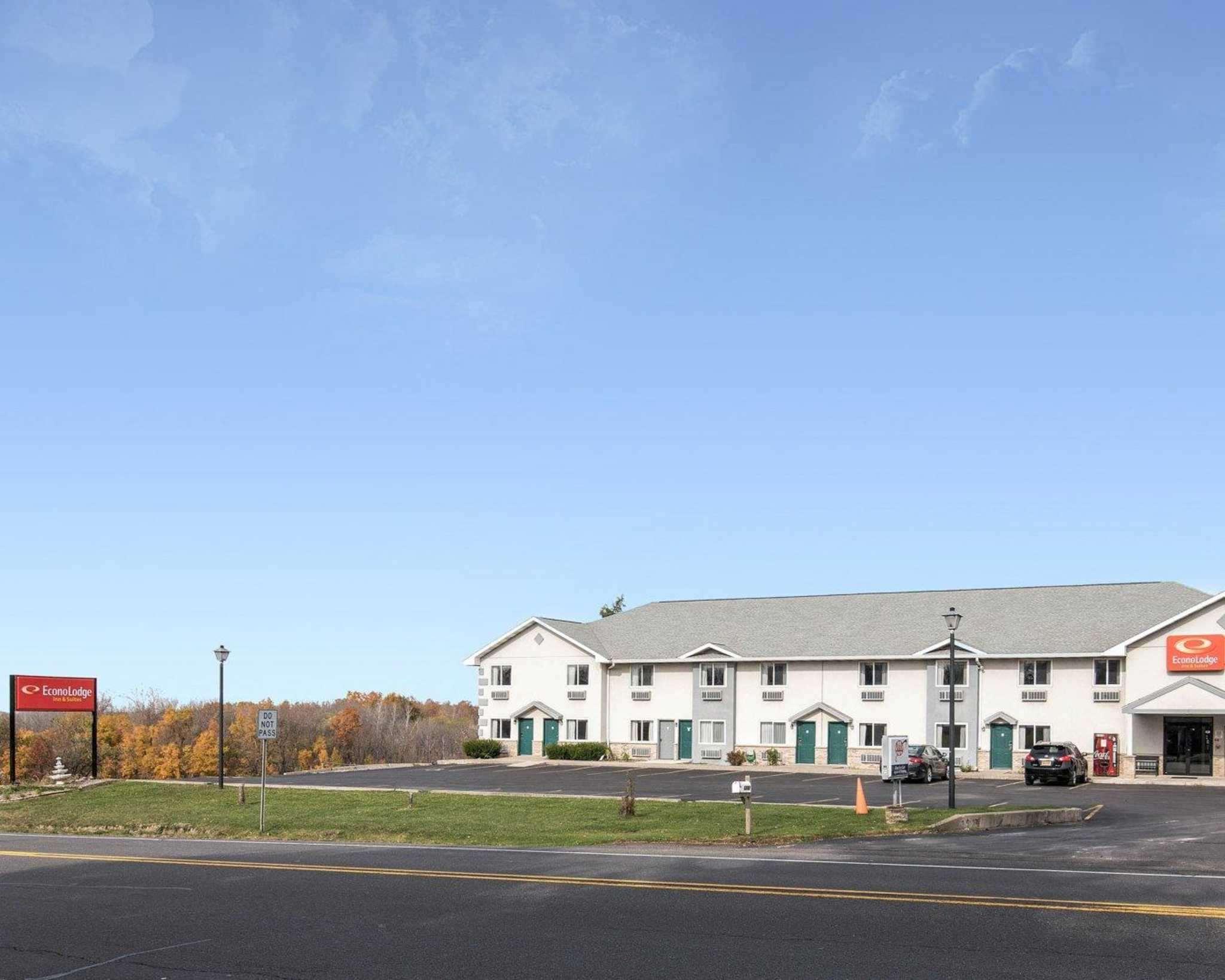 Econo Lodge Inn & Suites — photo 3