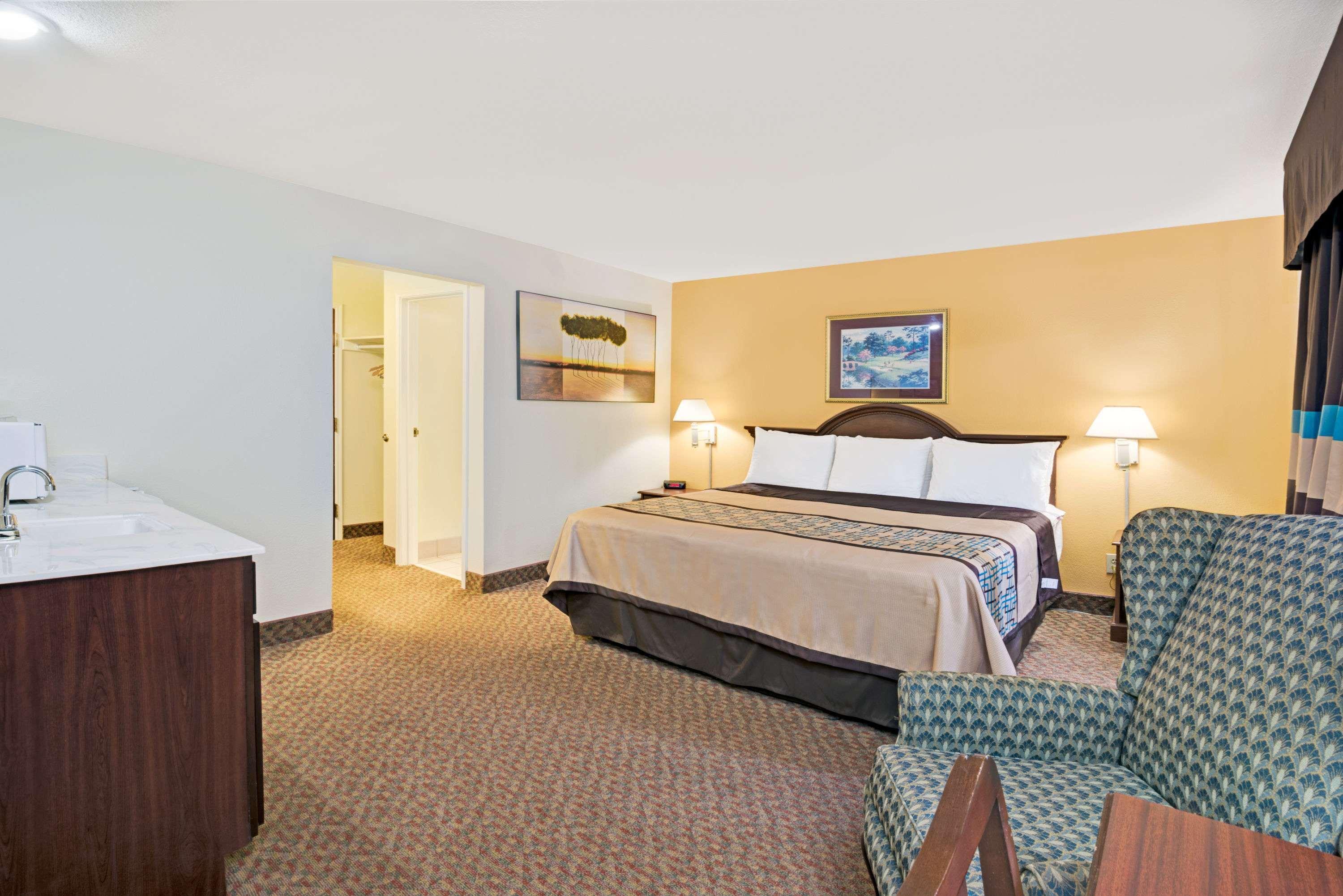 Days Inn & Suites Siler City — photo 5