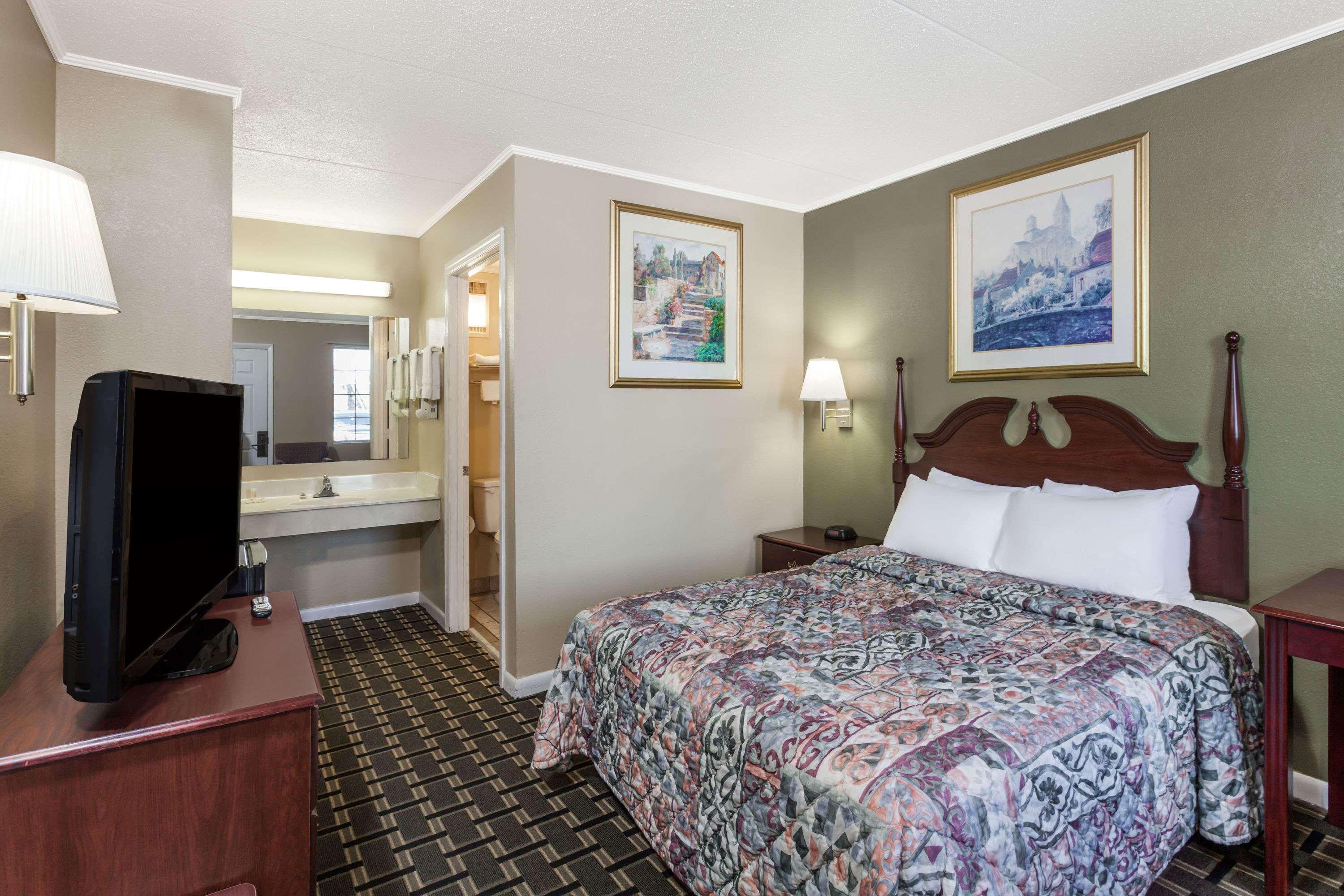 Days Inn by Wyndham Lenoir City — photo 5