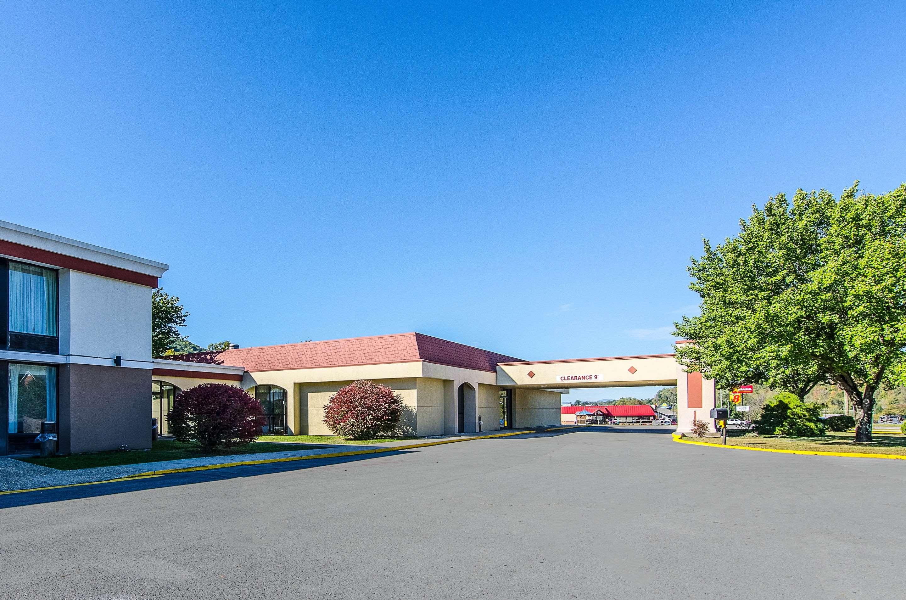 Econo Lodge Inn & Suites Norton — photo 3