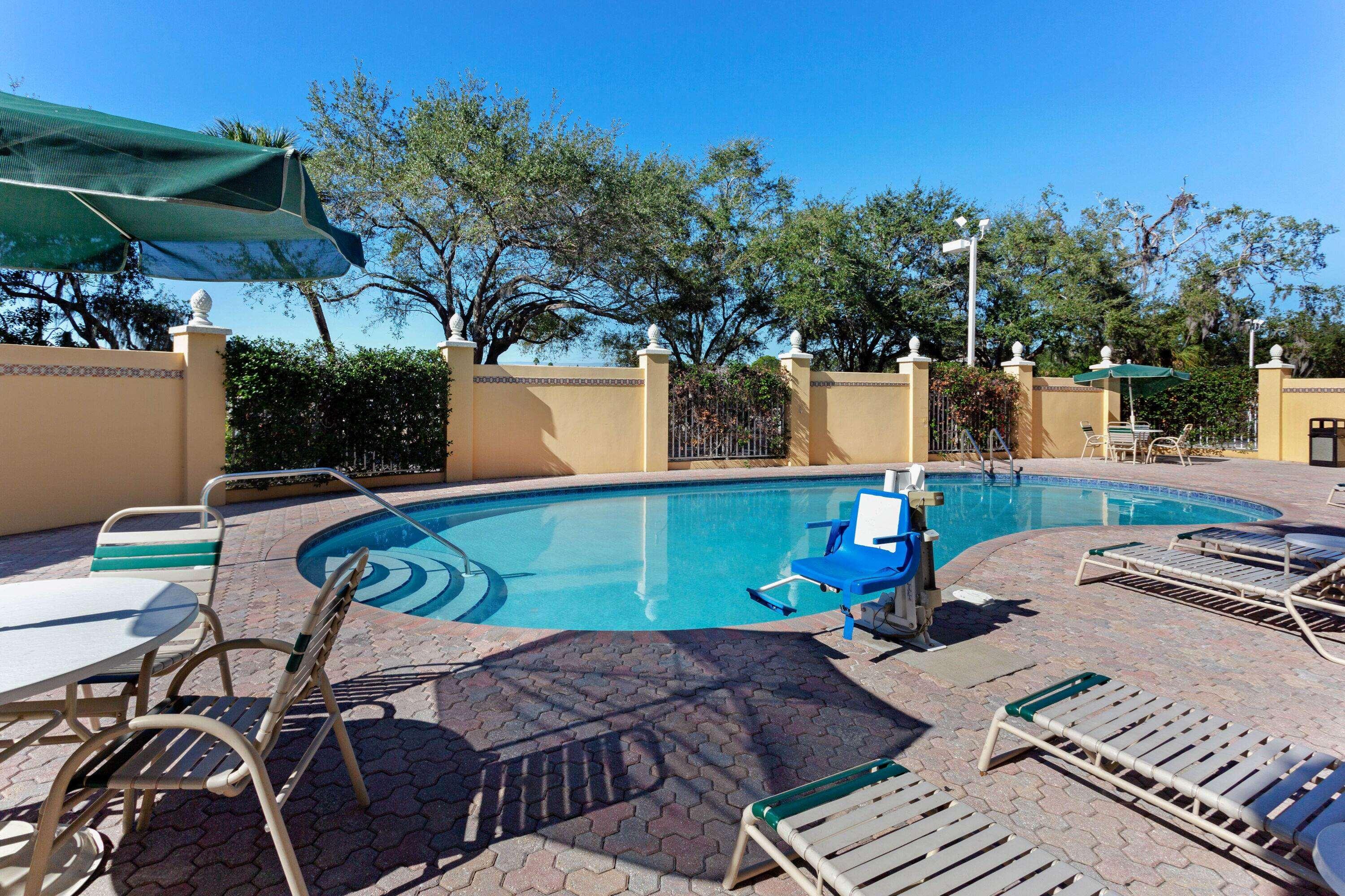 La Quinta Inn & Suites by Wyndham Sarasota Downtown — photo 5