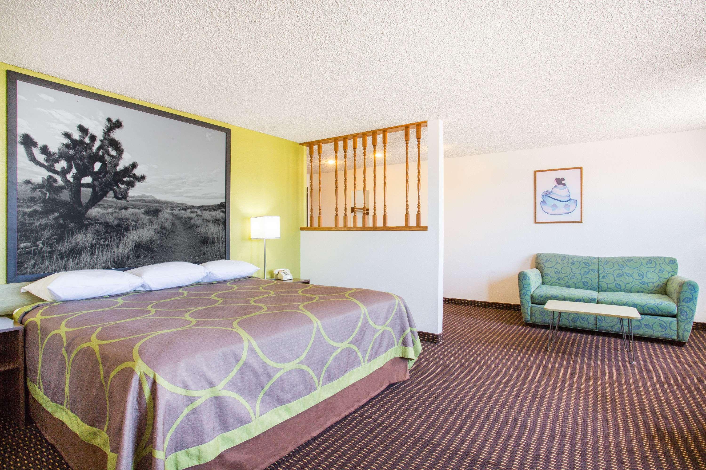 Super 8 by Wyndham Kingman — photo 4