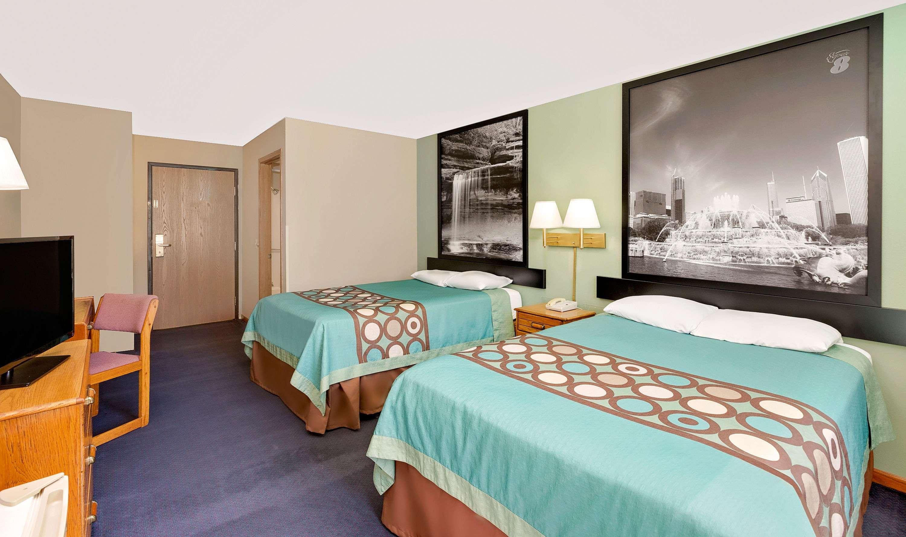 Super 8 by Wyndham Macomb — photo 3