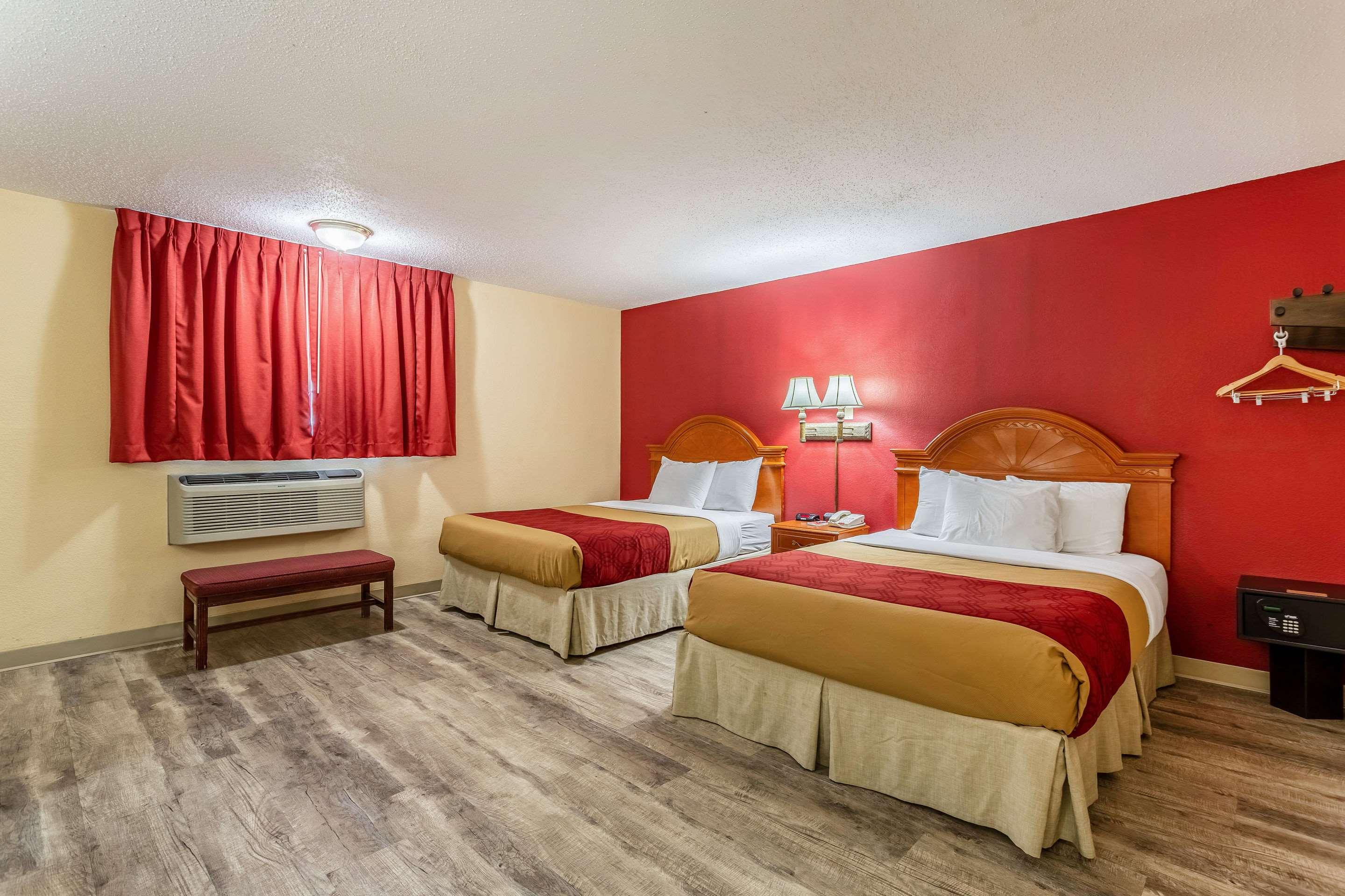 Econo Lodge Inn & Suites — photo 4