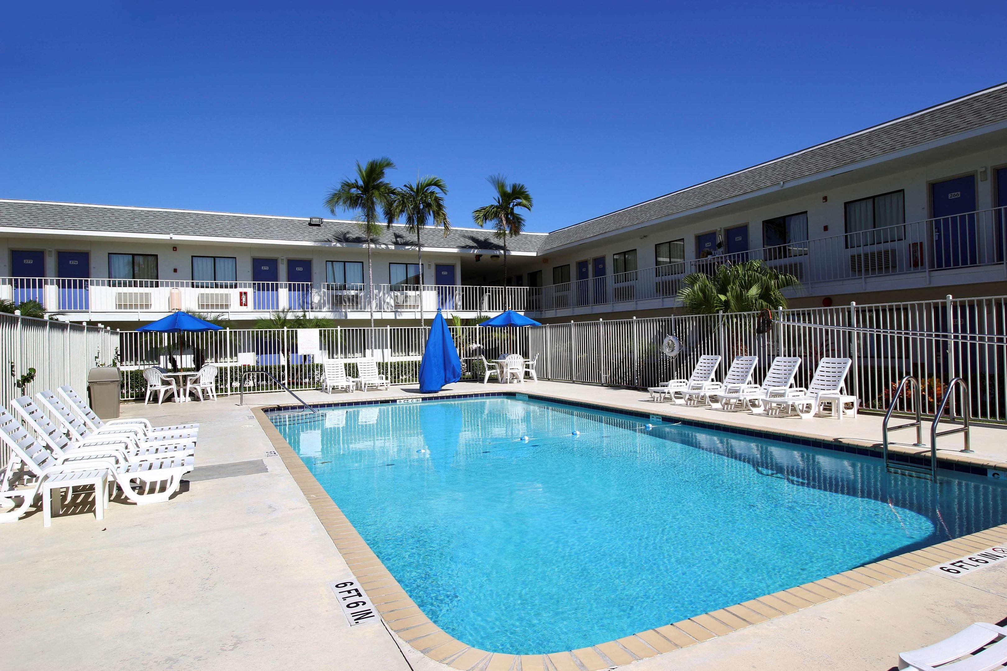 Motel 6 Lantana — photo 4