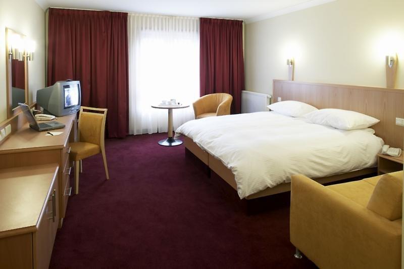 Clayton Hotel Manchester Airport — photo 3