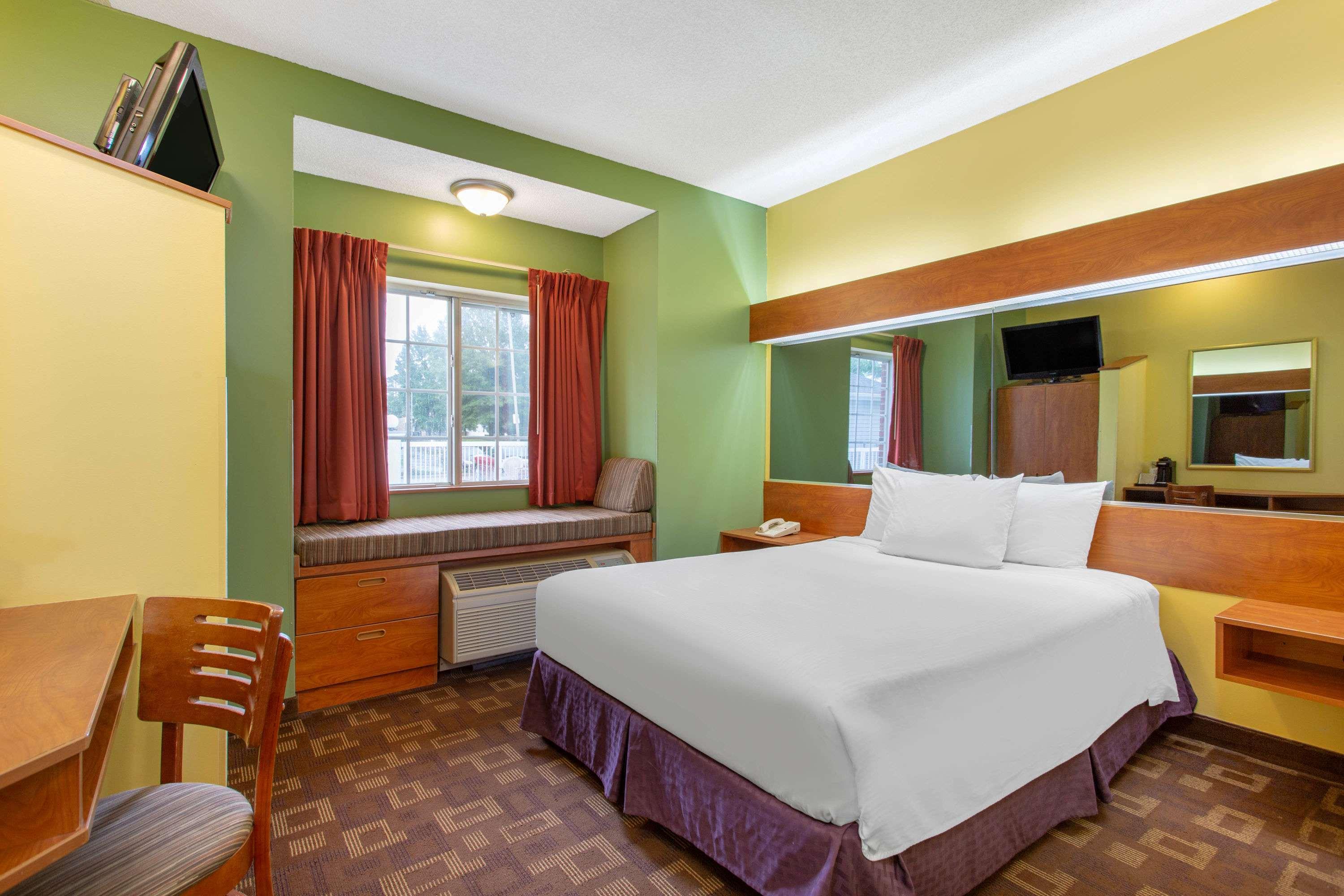 Microtel Inn & Suites by Wyndham Charlotte/Northlake — photo 4